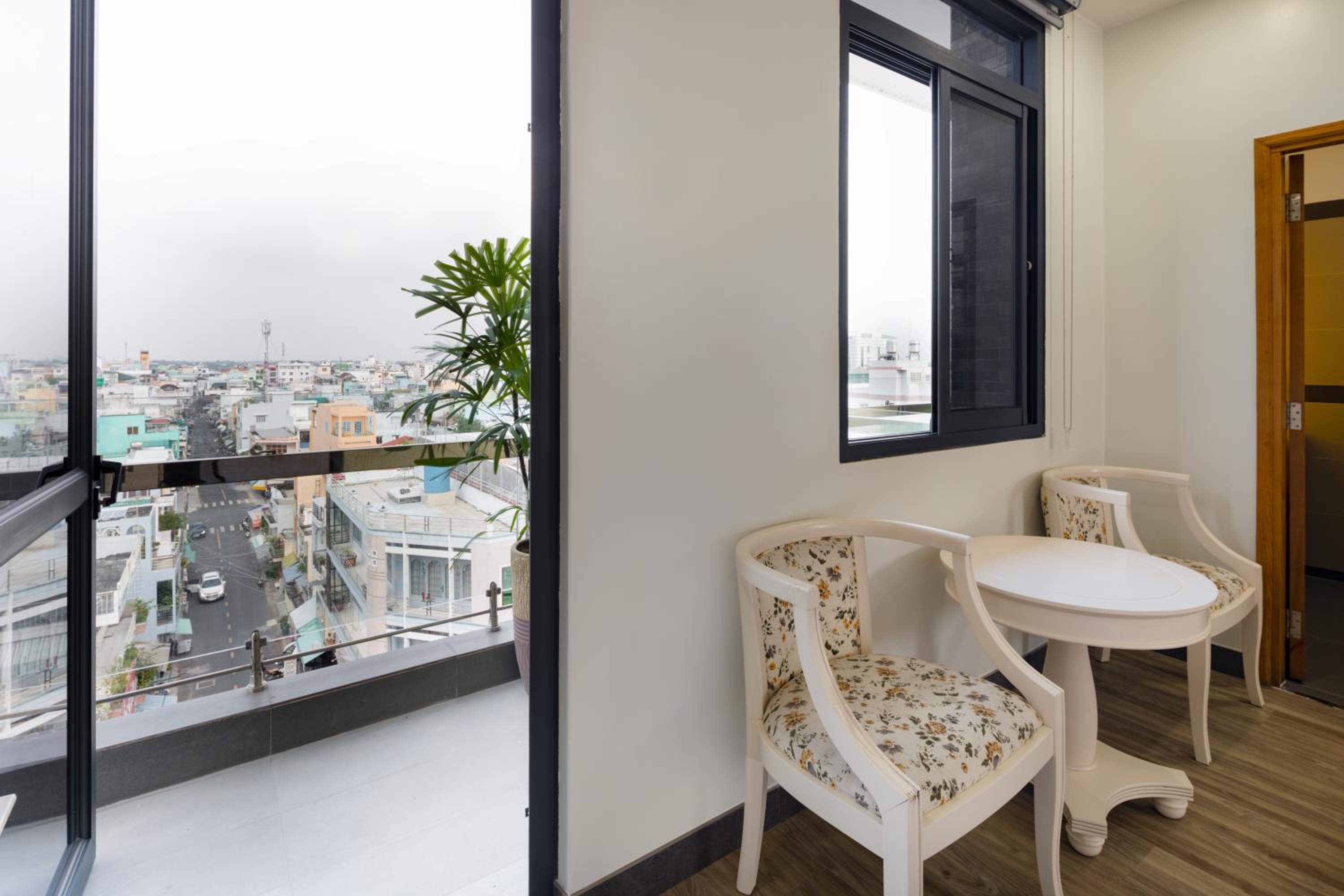 King Room with Balcony - Photo 2