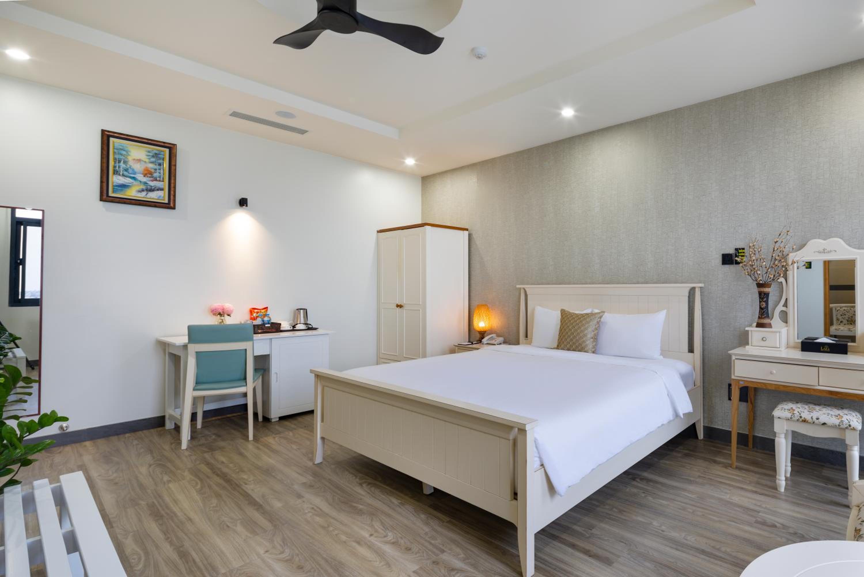King Room with Balcony - Photo 5