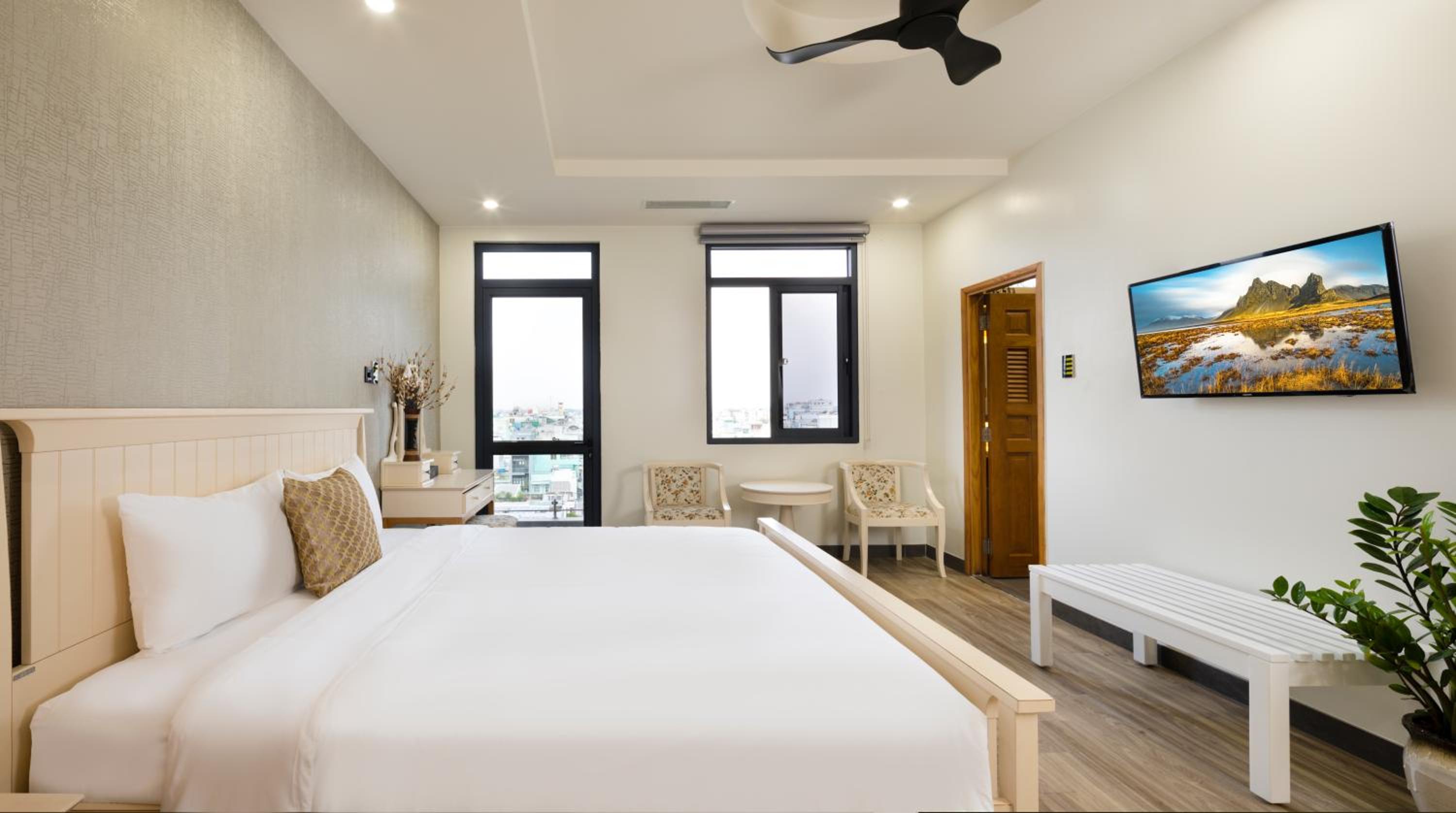 King Room with Balcony - Photo 3