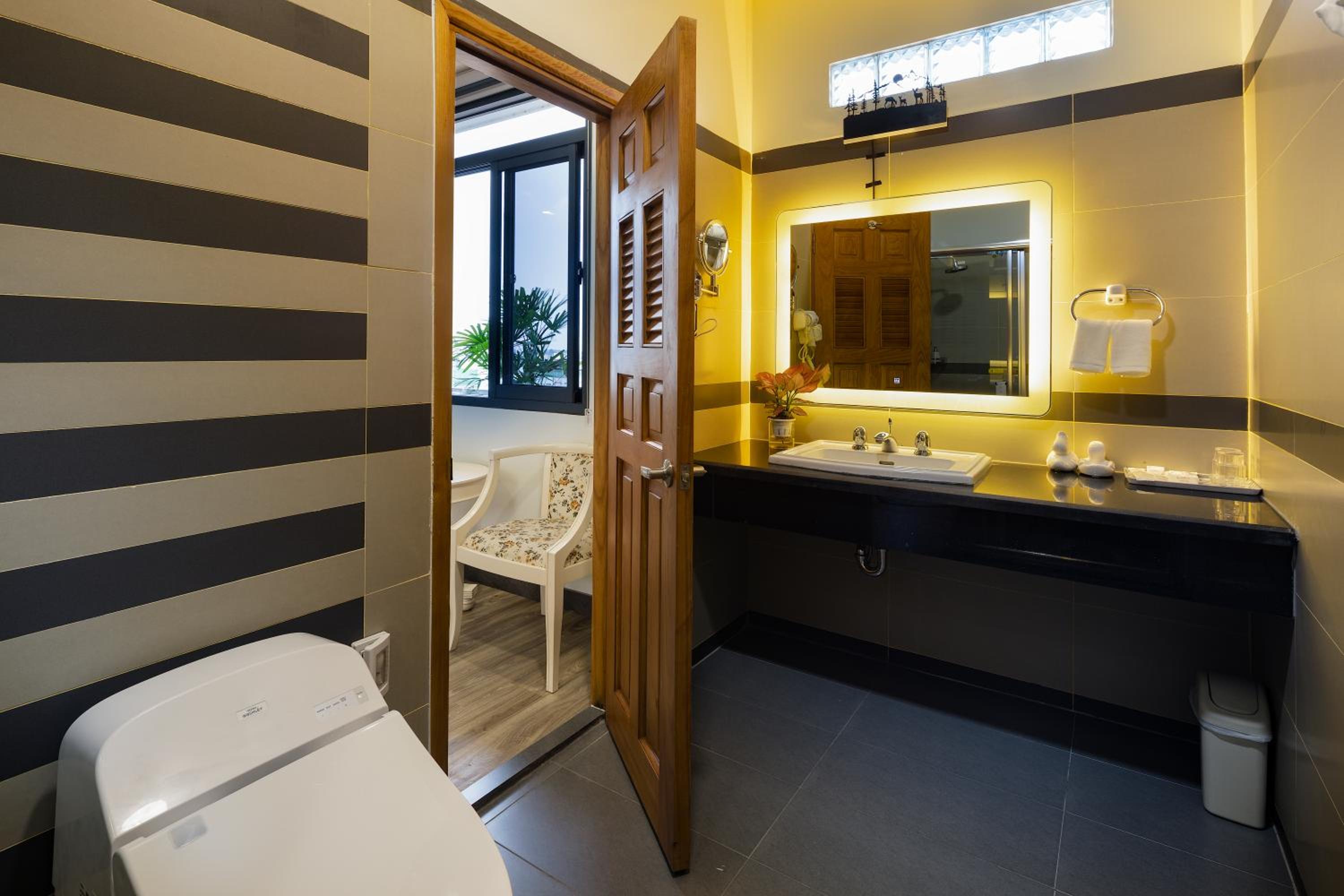 King Room with Balcony - Photo 4