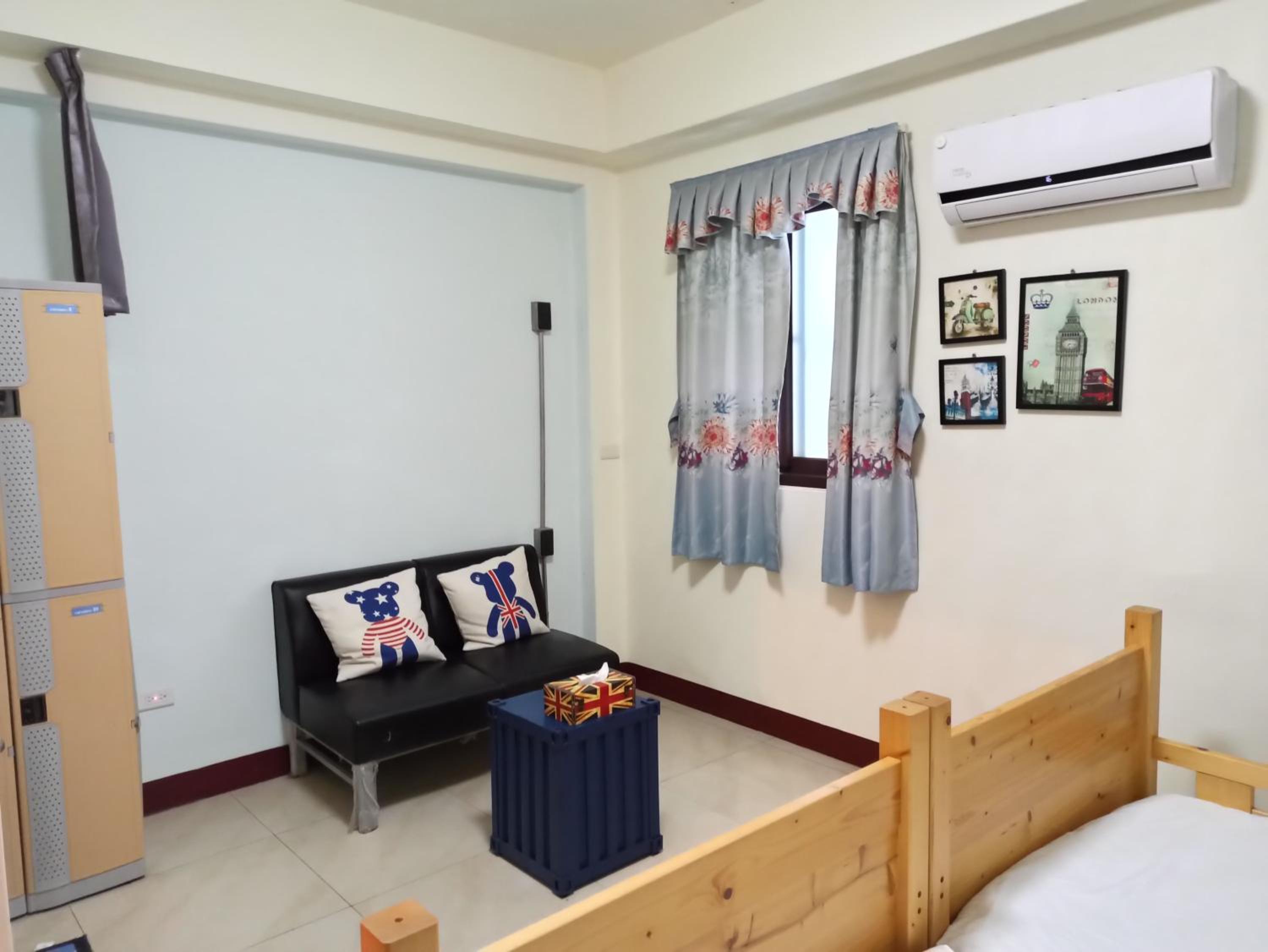 Queen Room photo 2