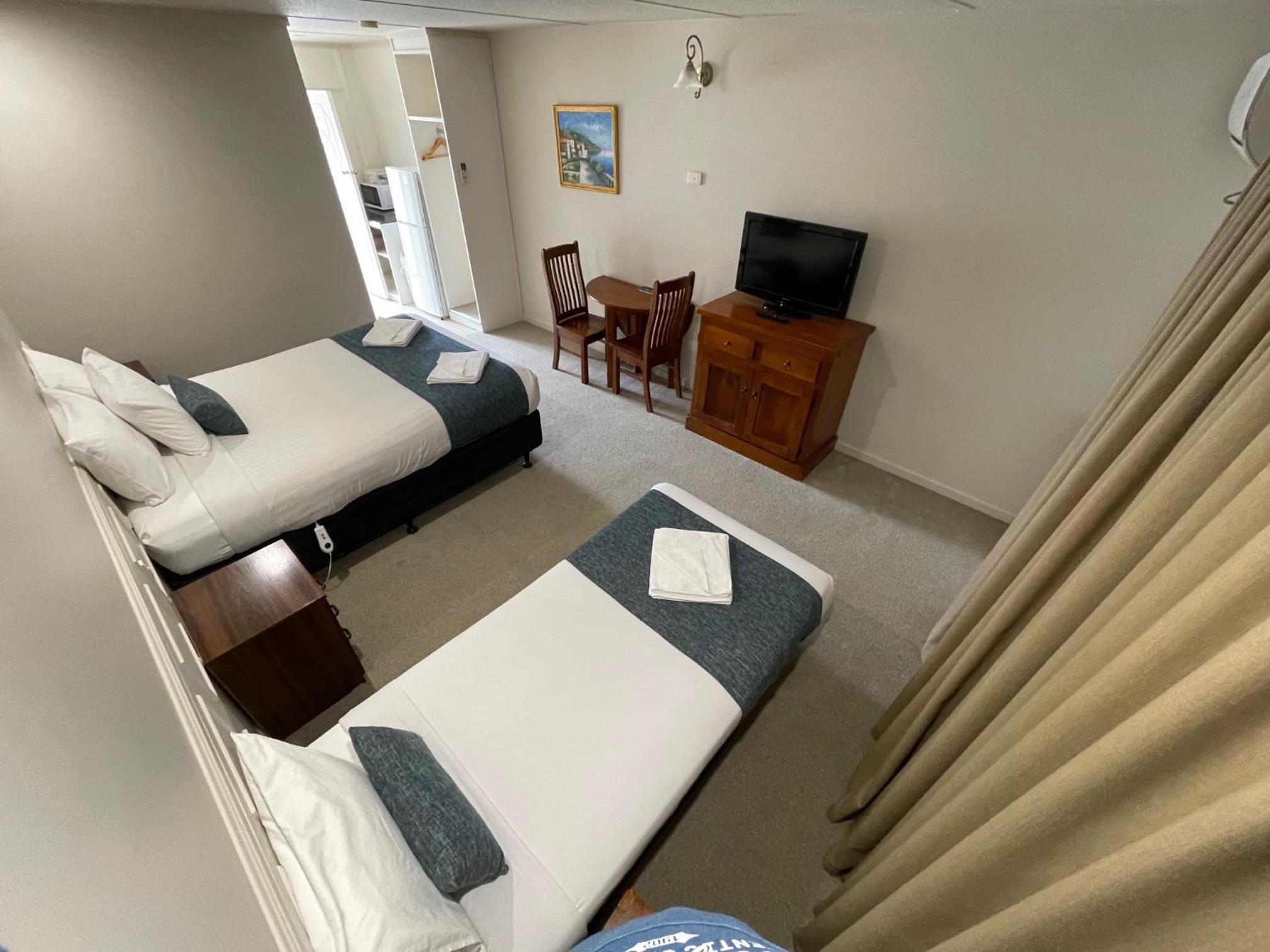 Budget Twin Room - Photo 7