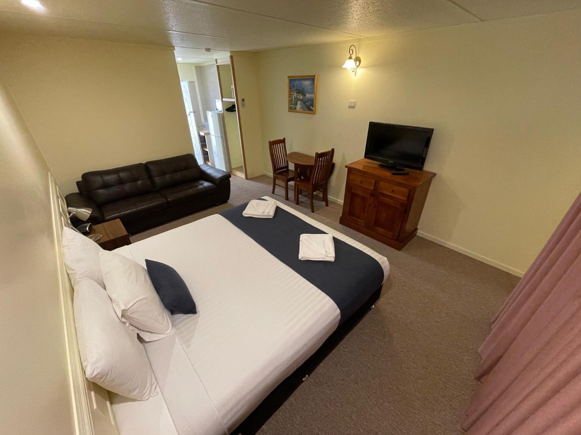 Deluxe King Room - Photo 5