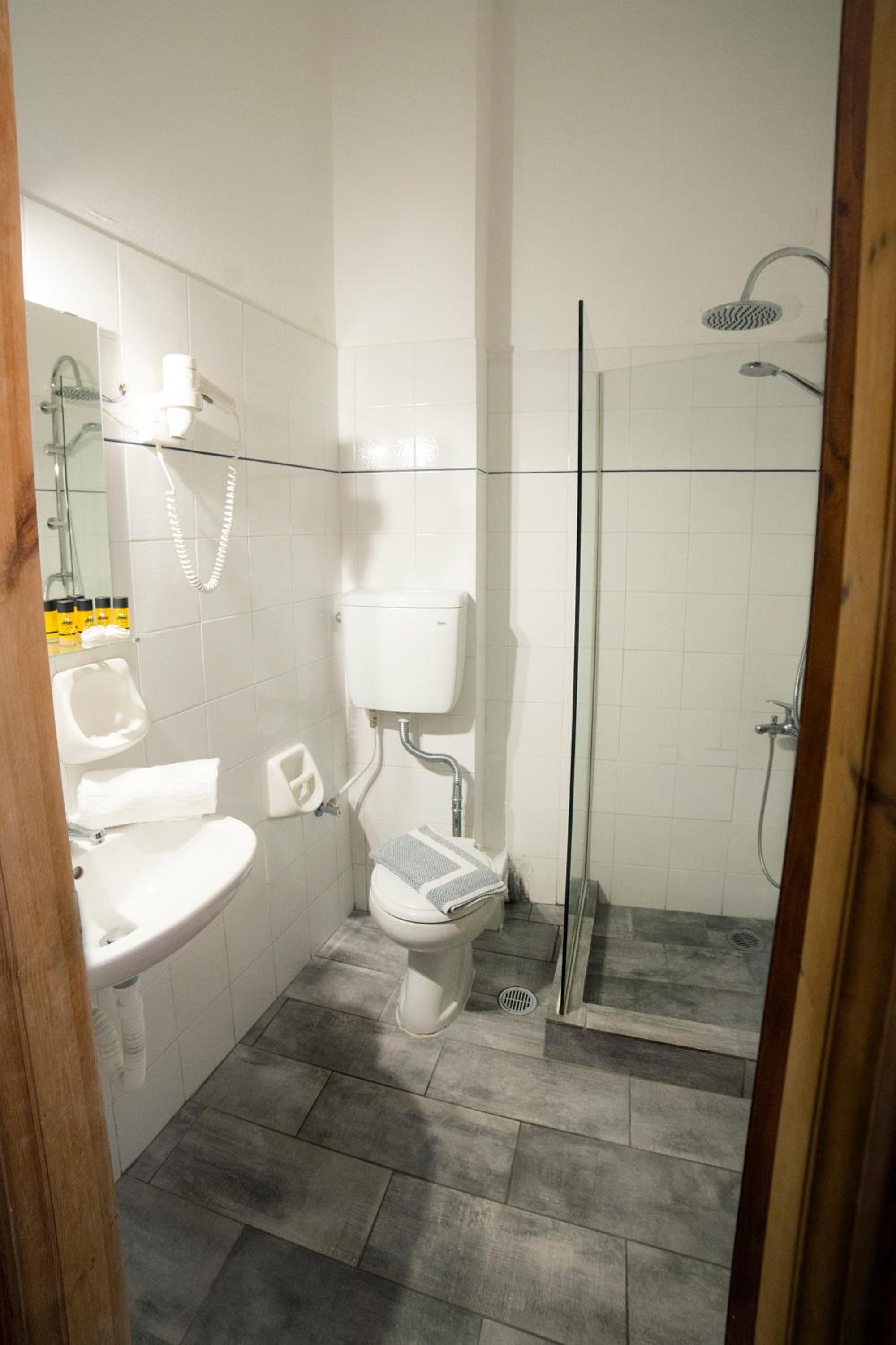 Quadruple Room - Photo 3