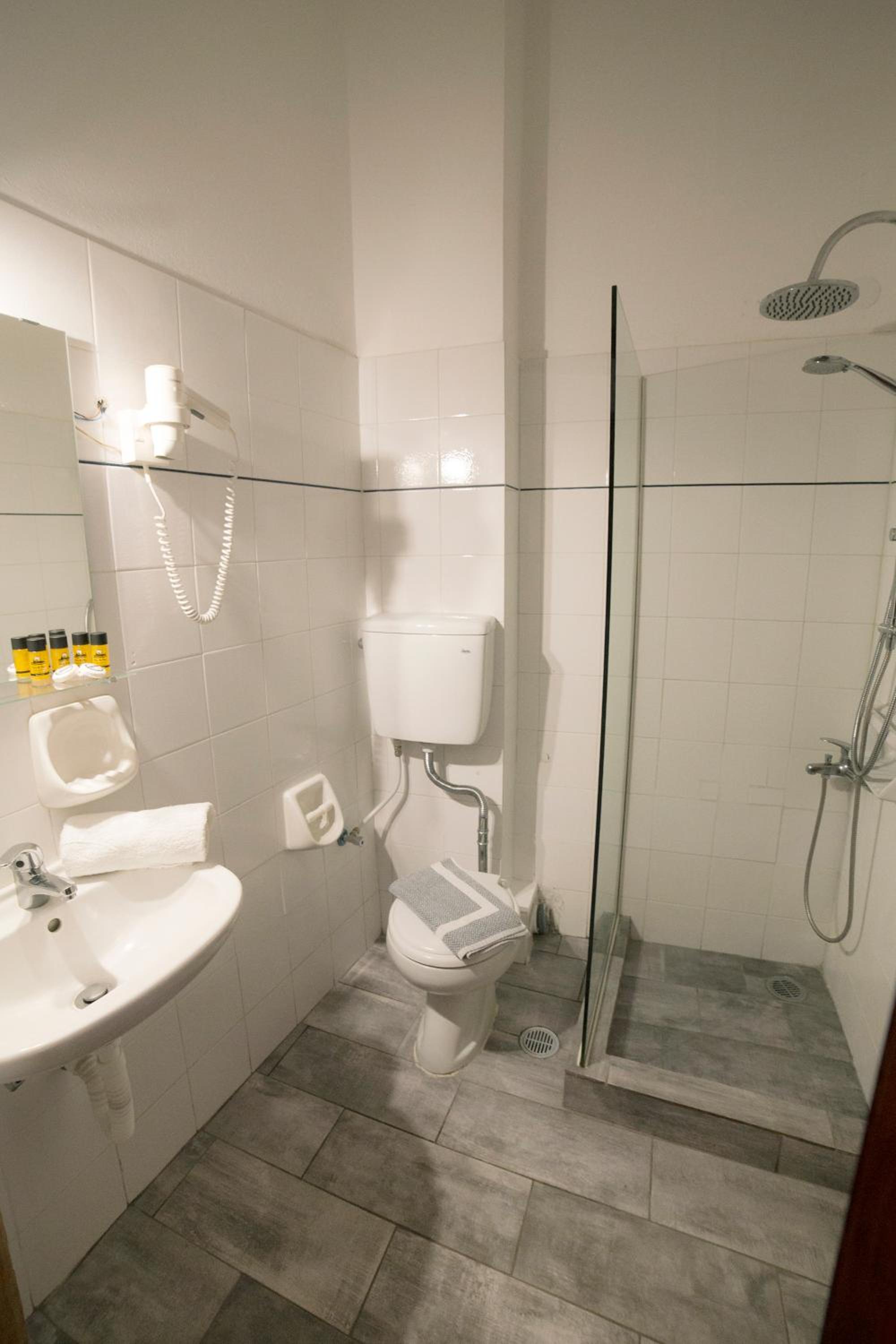 Quadruple Room - Photo 5