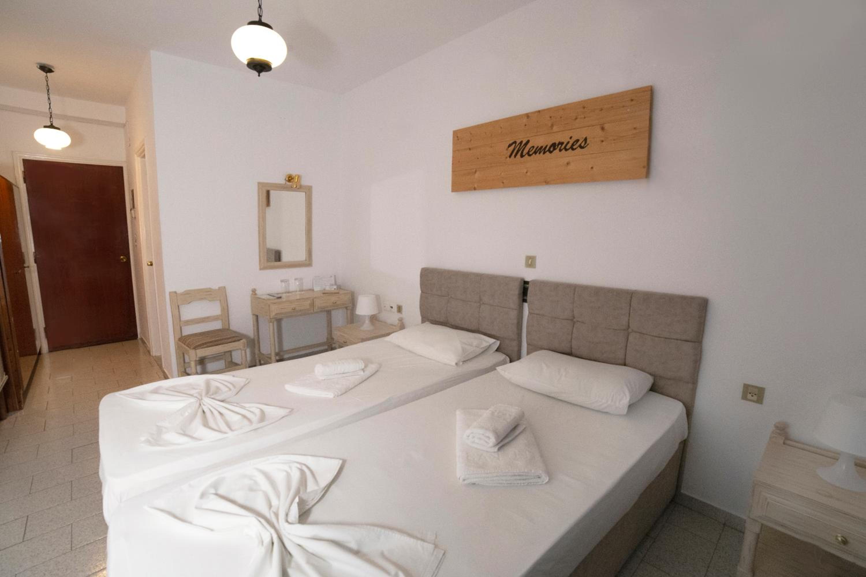 Standard Twin Room - Photo 4