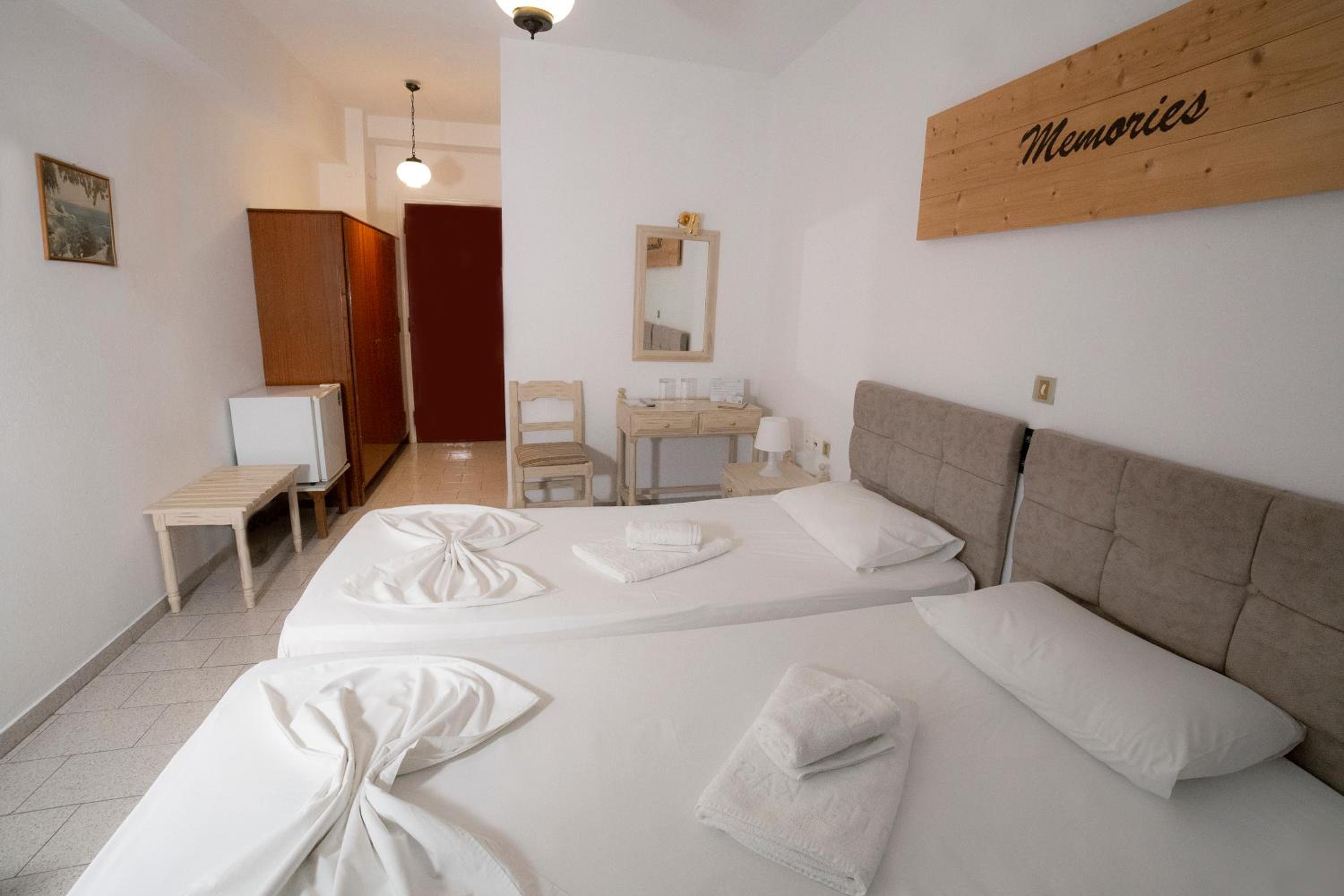 Standard Twin Room - Photo 7