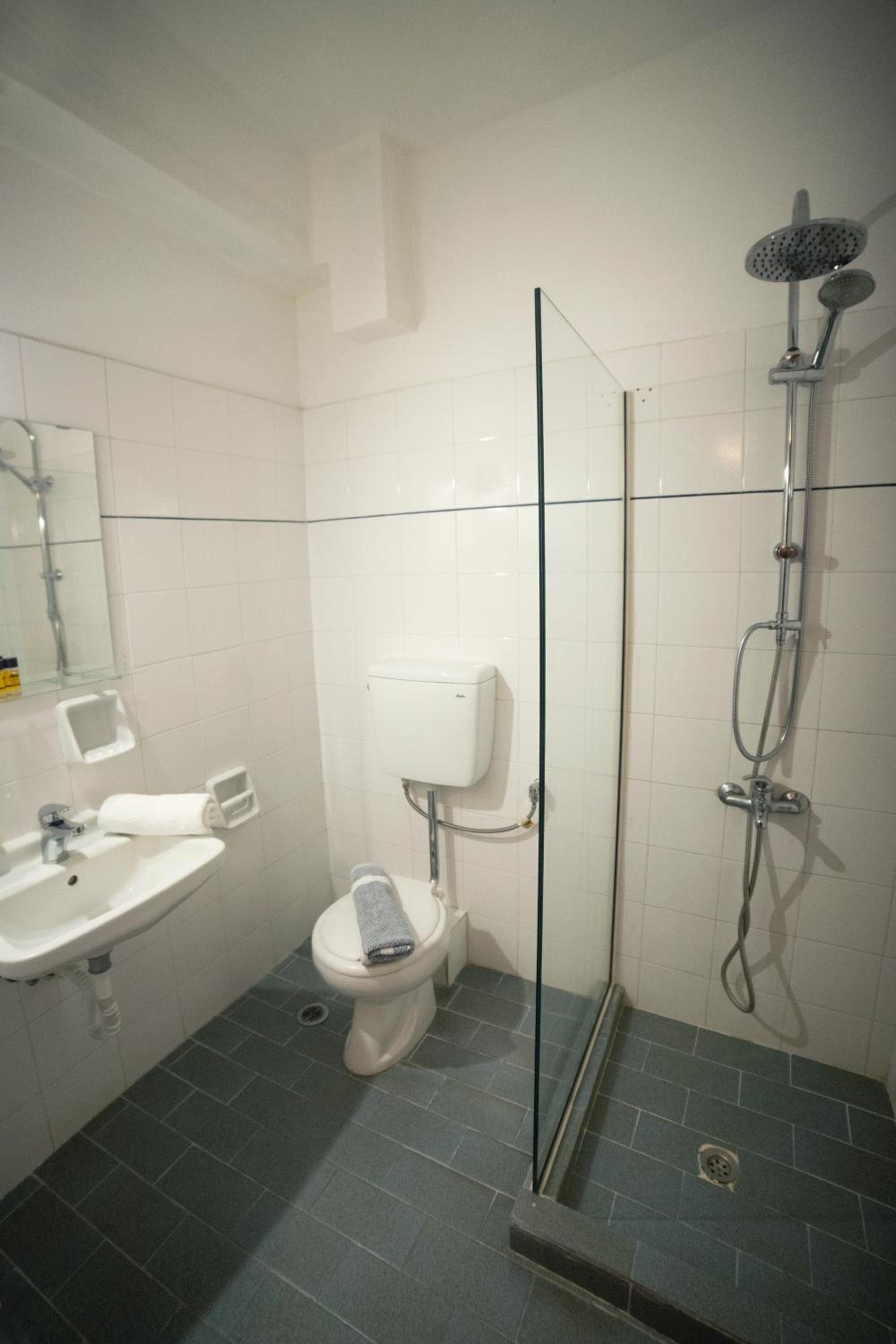Standard Twin Room - Photo 2