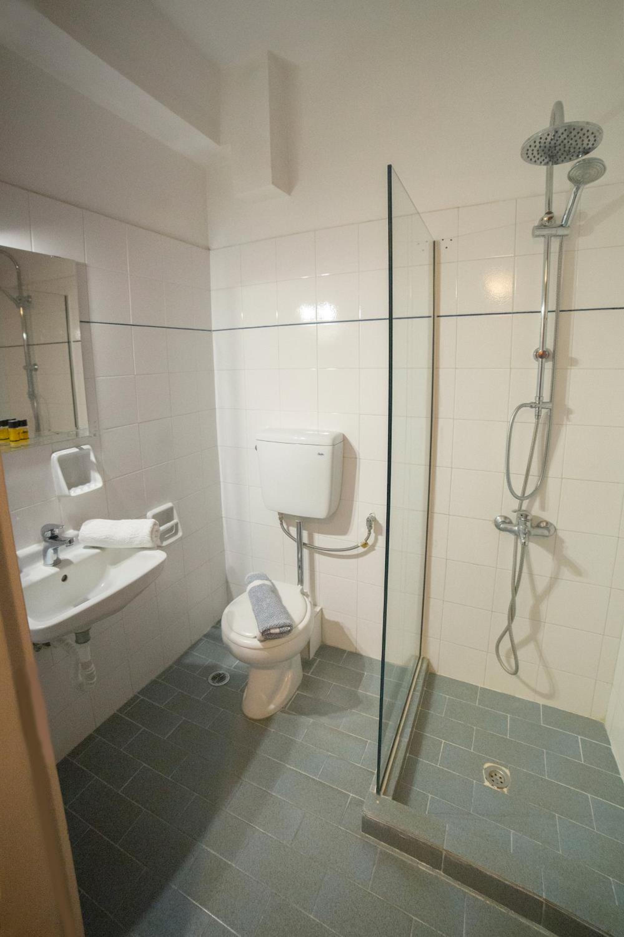Standard Twin Room - Photo 10