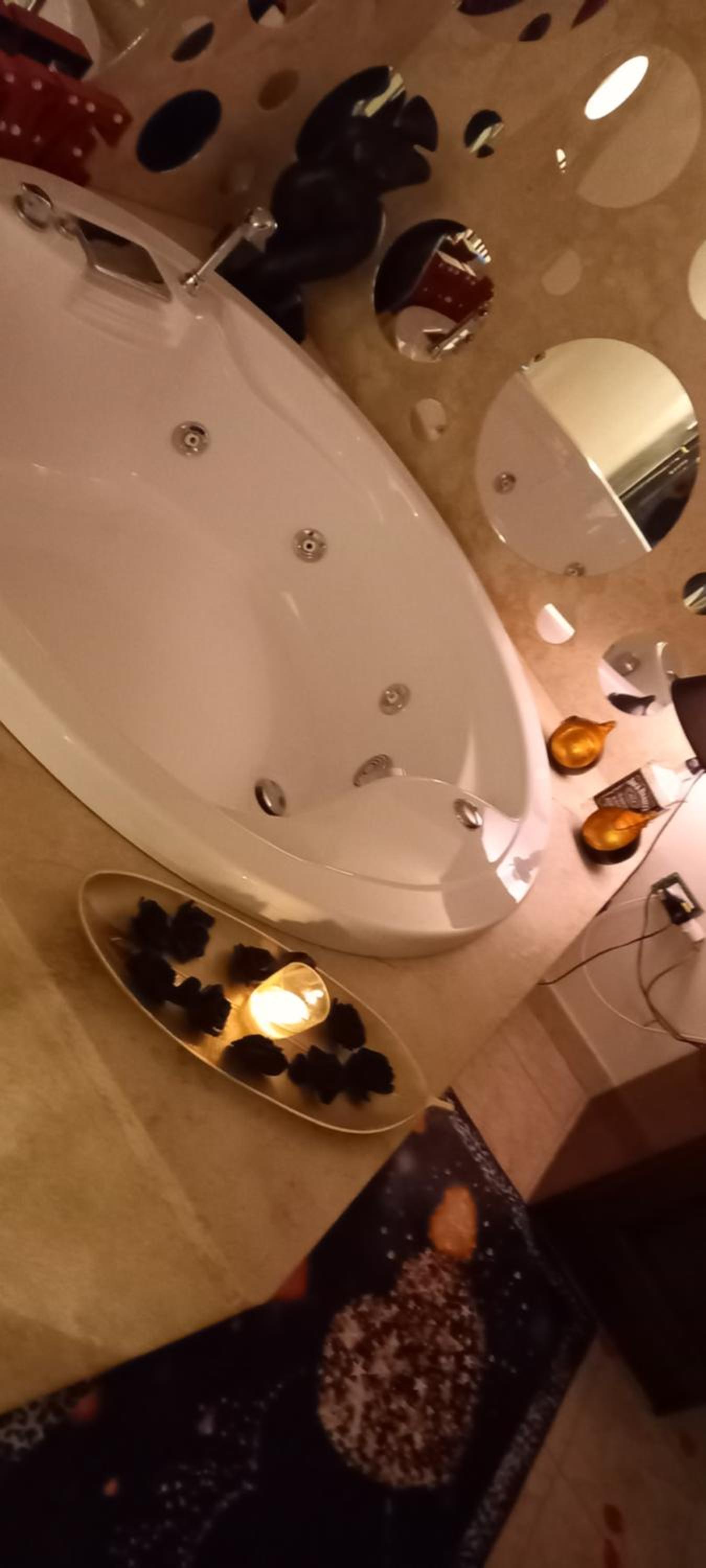 Queen Suite with Spa Bath - Photo 8