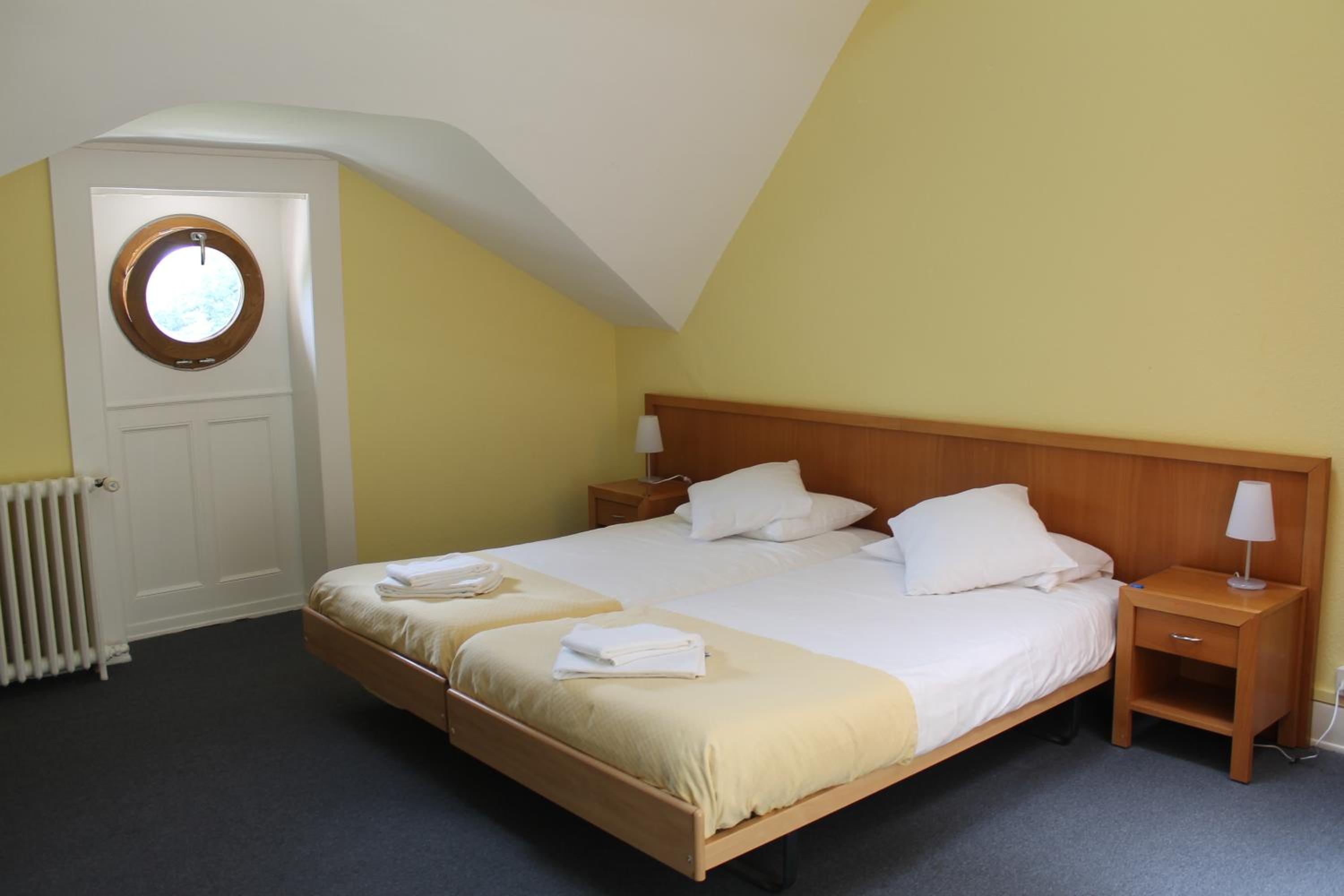 Twin Room with Shared Bathroom and Park View photo 3