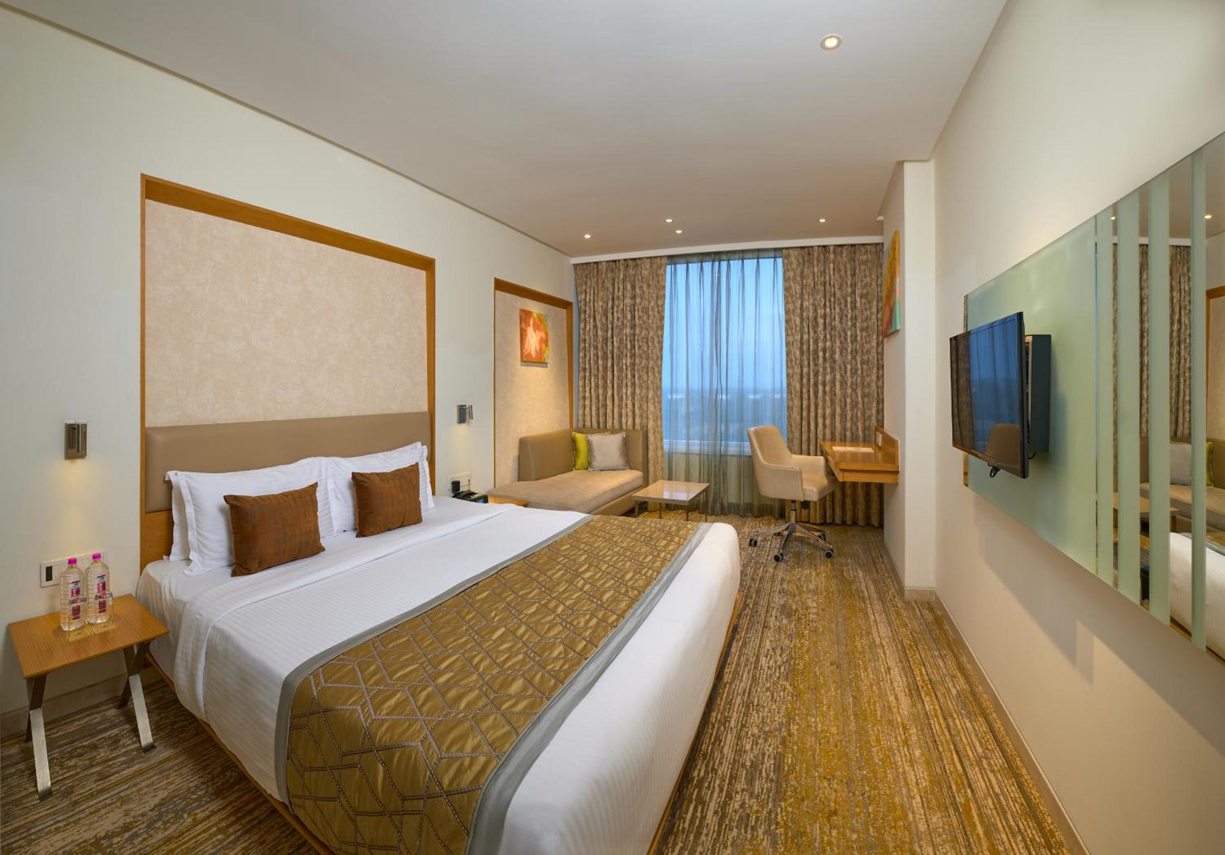 Grand Room with Queen Bed