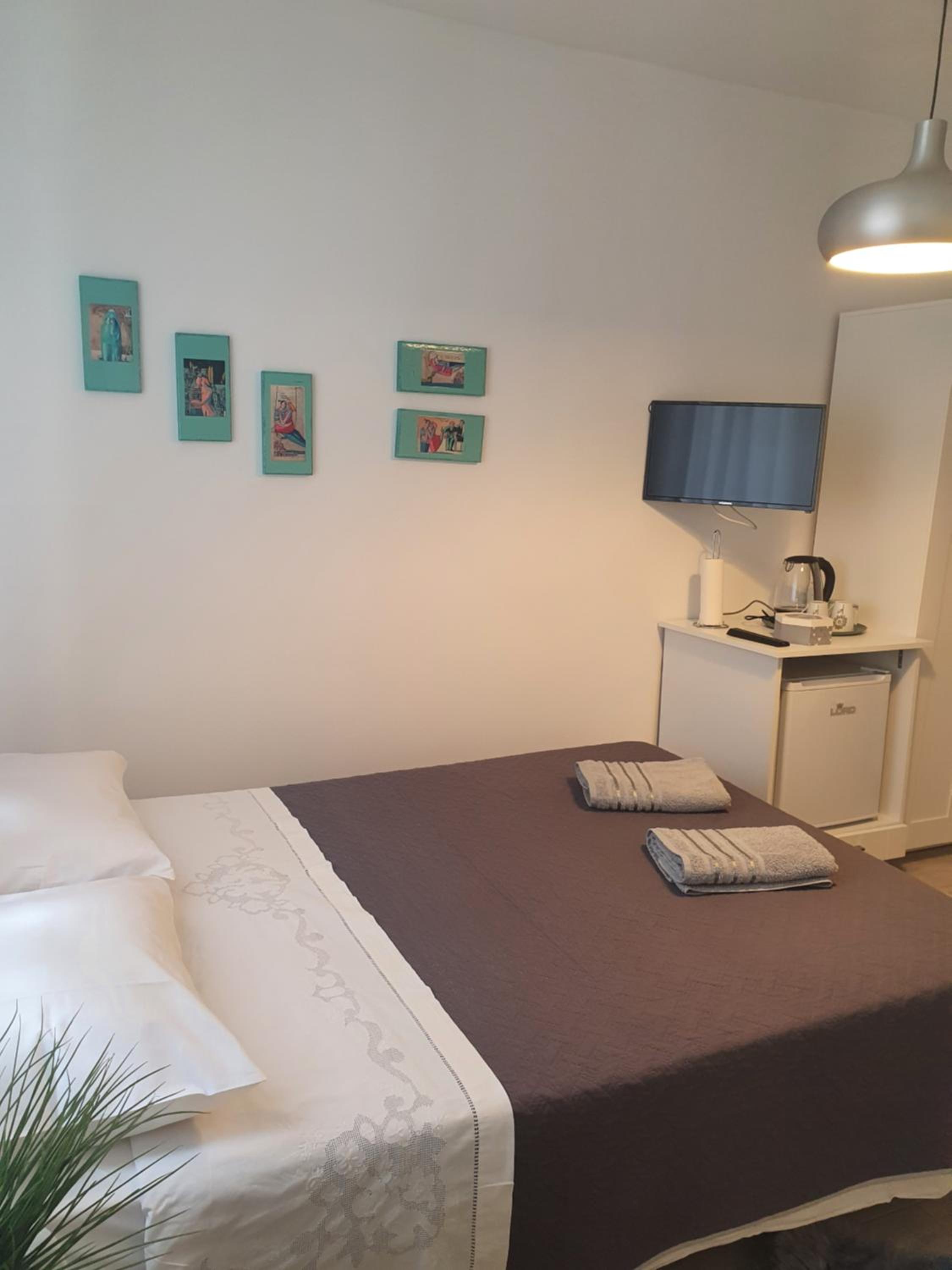 Double Room - Photo 16