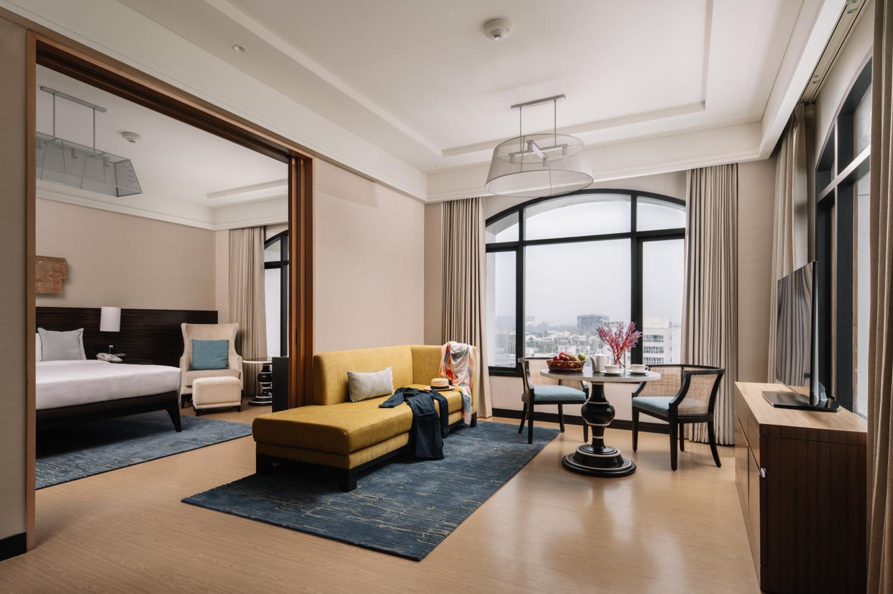 Suite - Complimentary 04 Pieces Laundry (Per Day), Lounge Access Happy hours between 07:00 pm to 08:00 pm, 15 Min Foot Massage, Late check-out Upto 3 Hrs Subject to availability - Photo 4