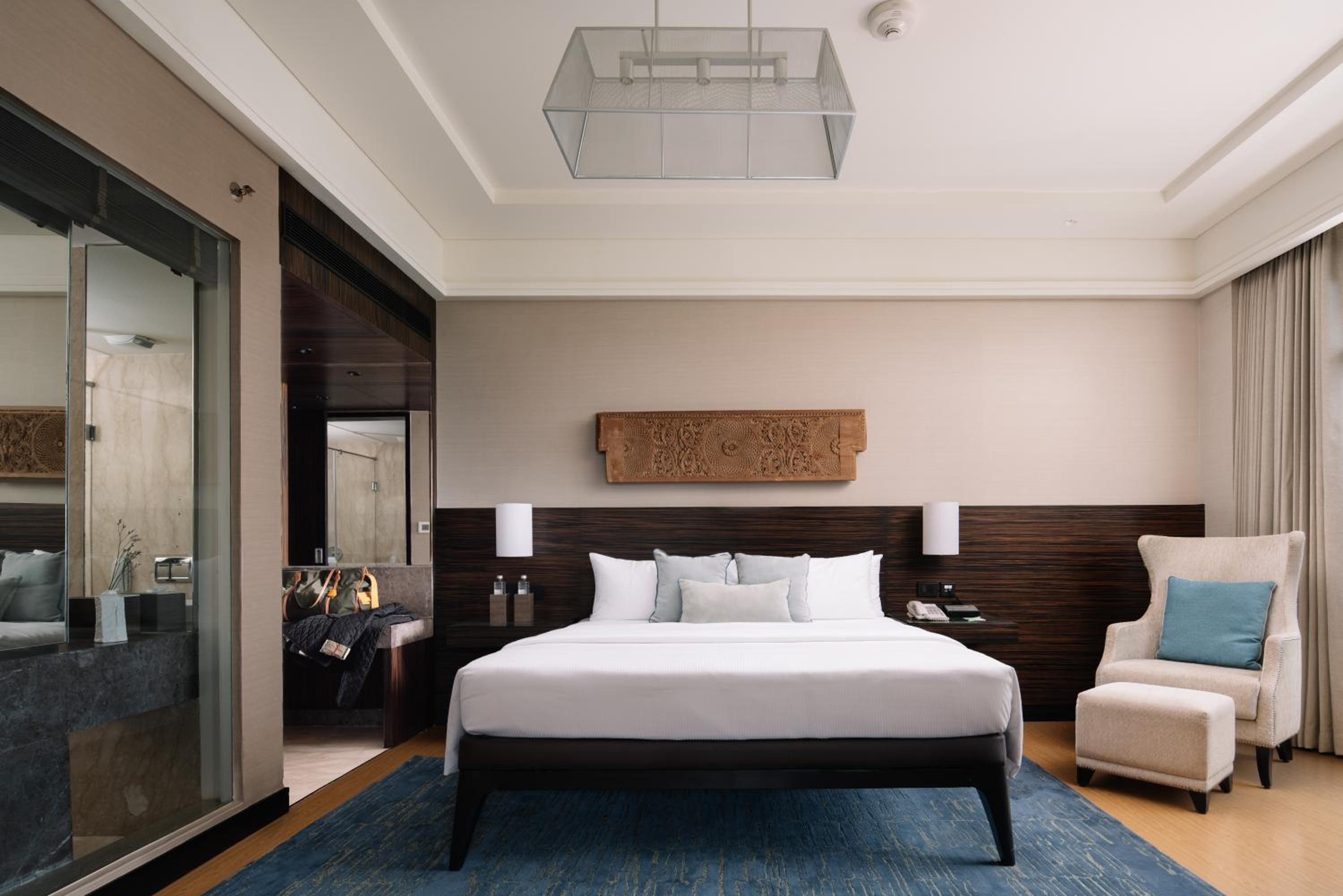 Suite - Complimentary 04 Pieces Laundry (Per Day), Lounge Access Happy hours between 07:00 pm to 08:00 pm, 15 Min Foot Massage, Late check-out Upto 3 Hrs Subject to availability - Photo 3