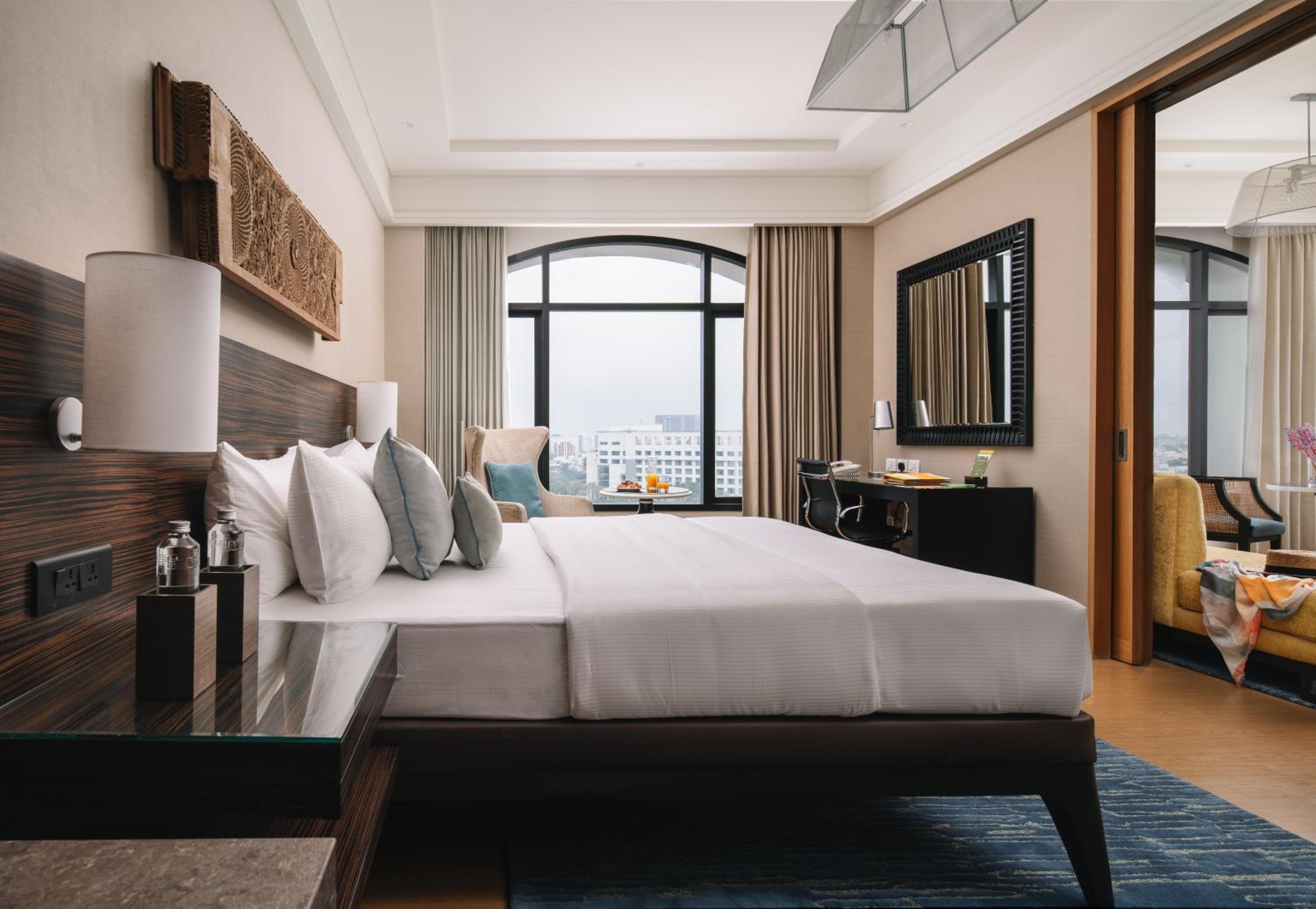 Suite - Complimentary 04 Pieces Laundry (Per Day), Lounge Access Happy hours between 07:00 pm to 08:00 pm, 15 Min Foot Massage, Late check-out Upto 3 Hrs Subject to availability - Photo 2