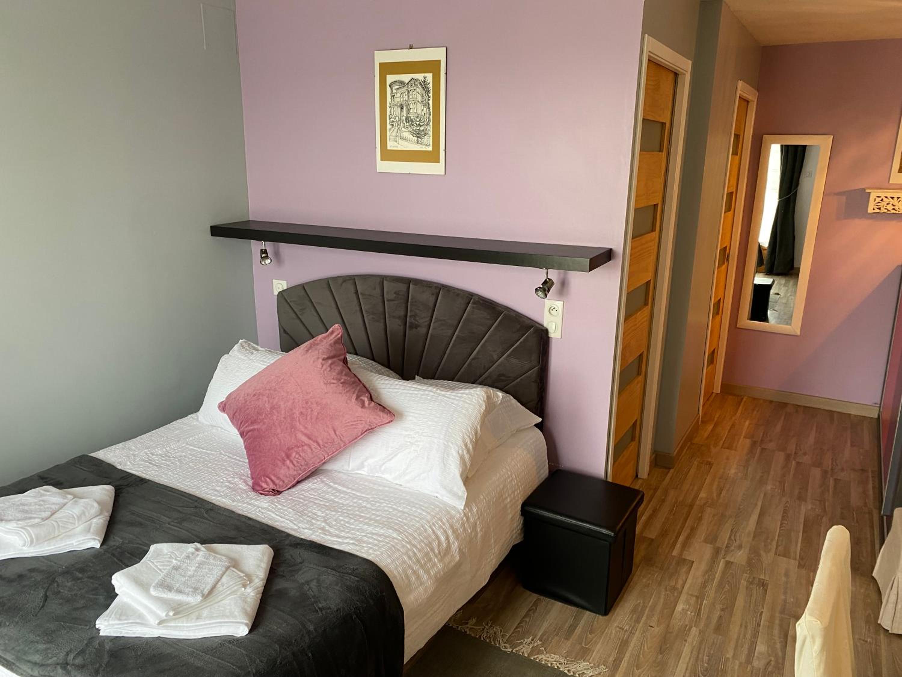Double Room with Pool View - Photo 2