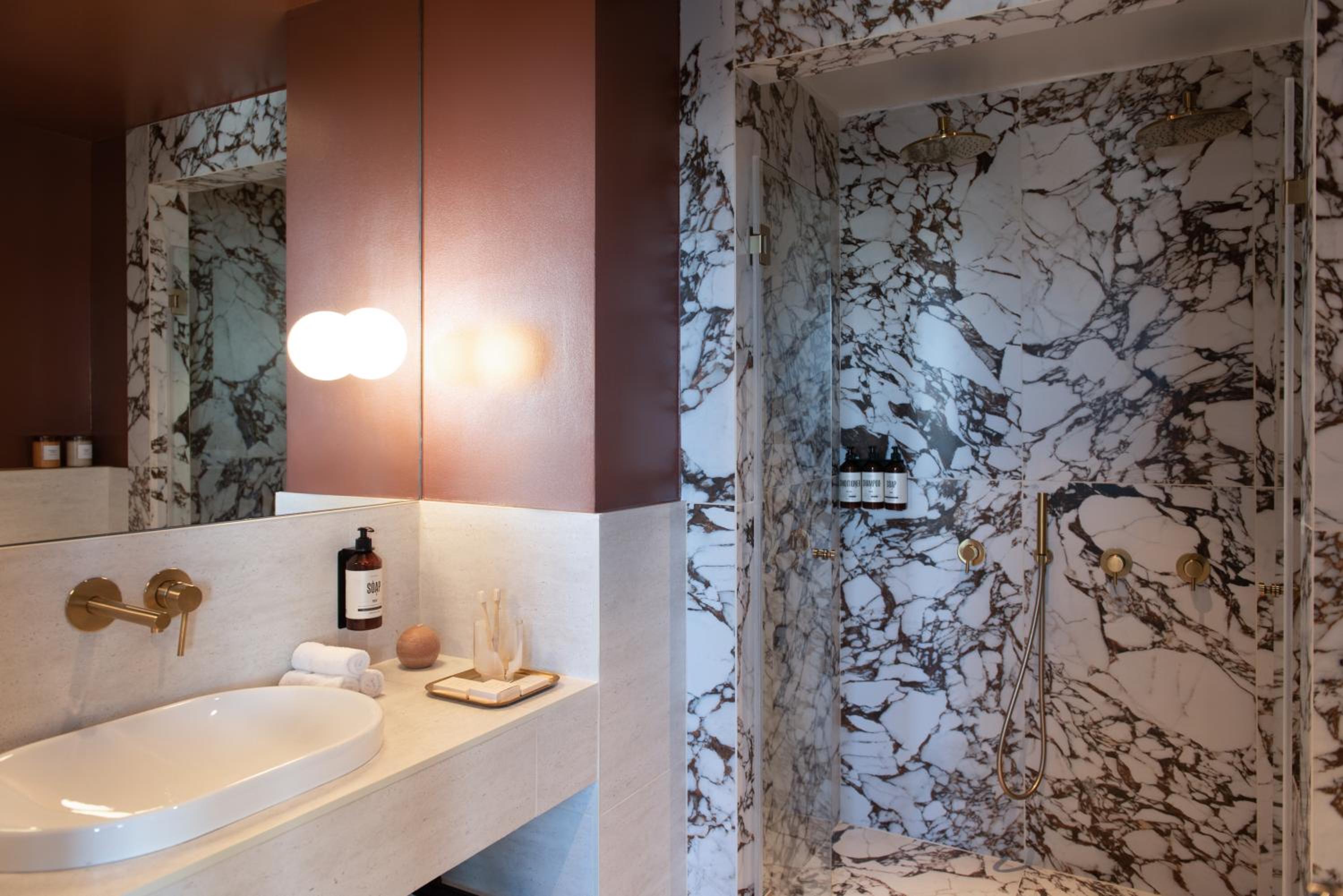 Suite with Balcony - Photo 7