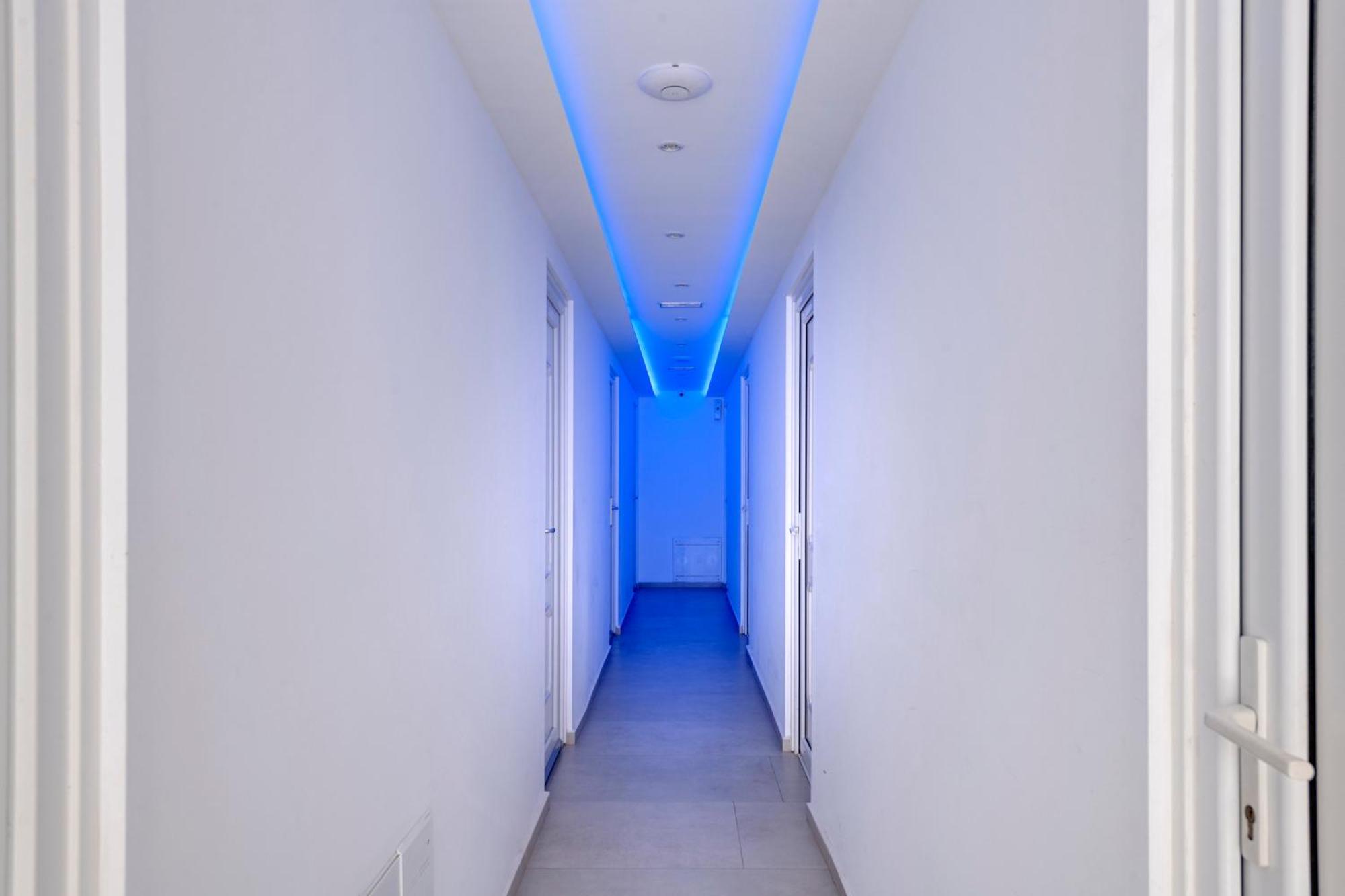 Small Twin Room with a Window to Interior Corridor - Photo 3