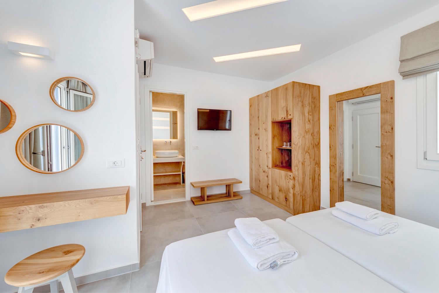 Deluxe Double or Twin Room with Sea View - Photo 3