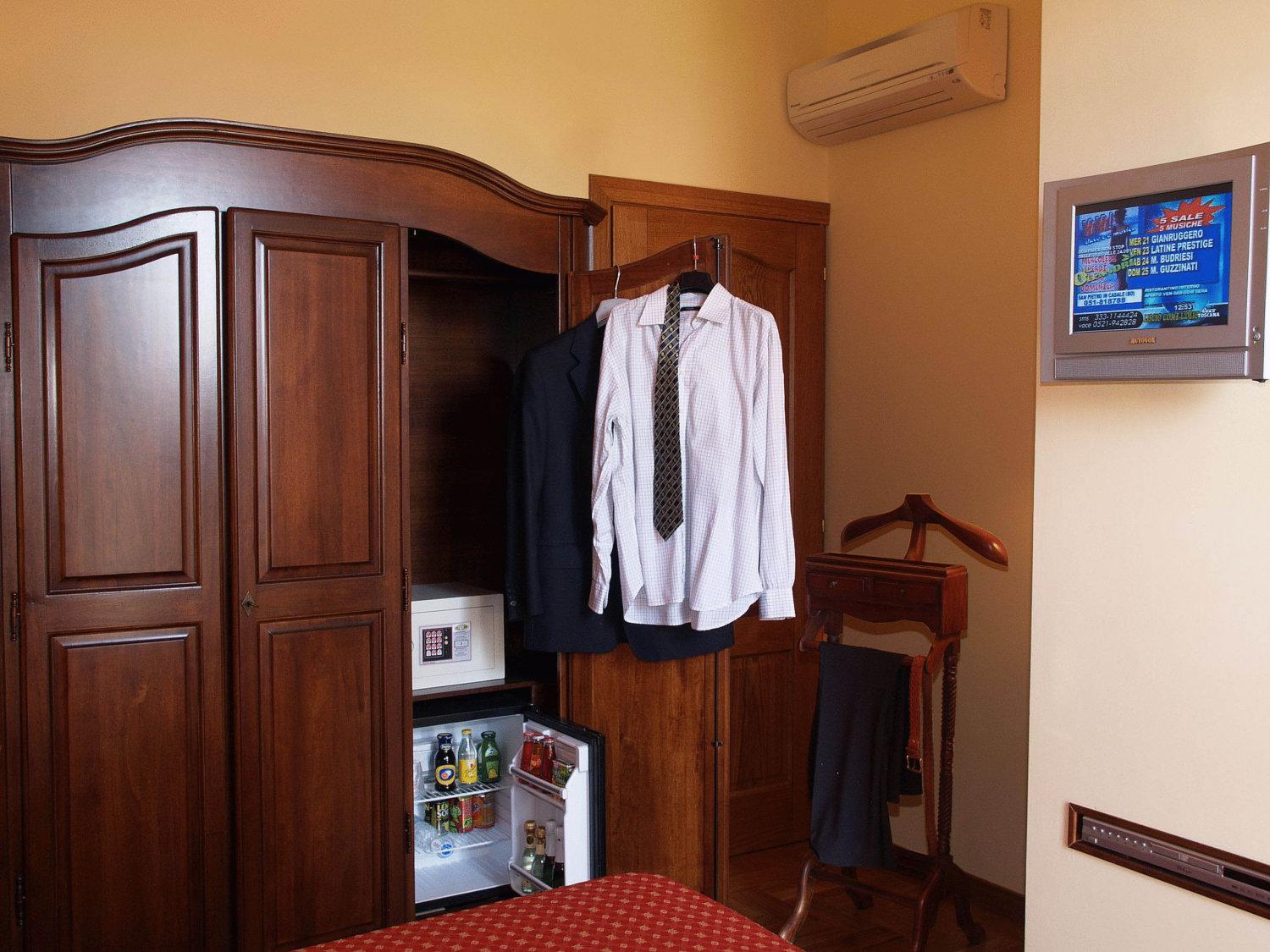 Standard Double Room - Photo 9