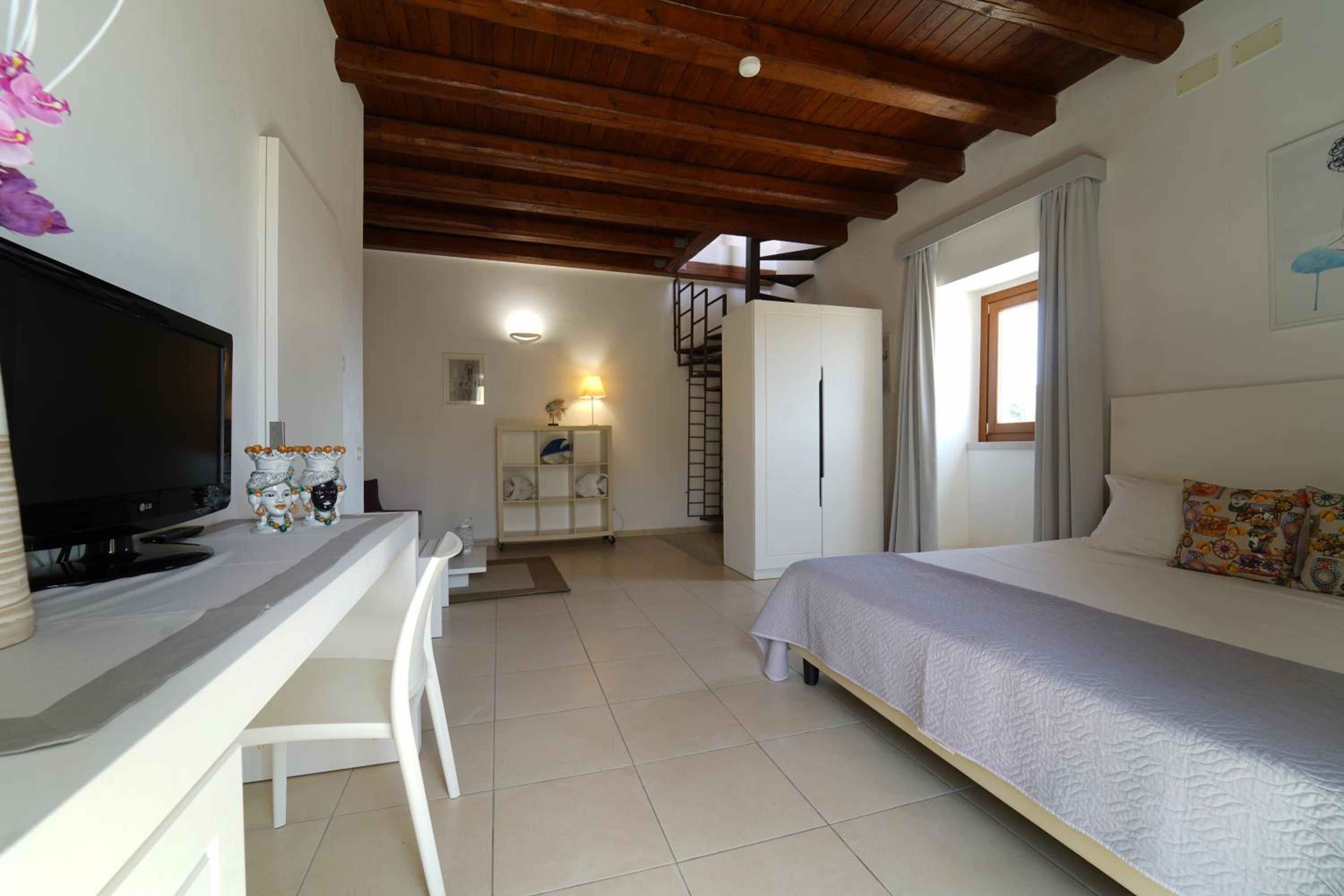 Junior Suite with Terrace - Photo 13