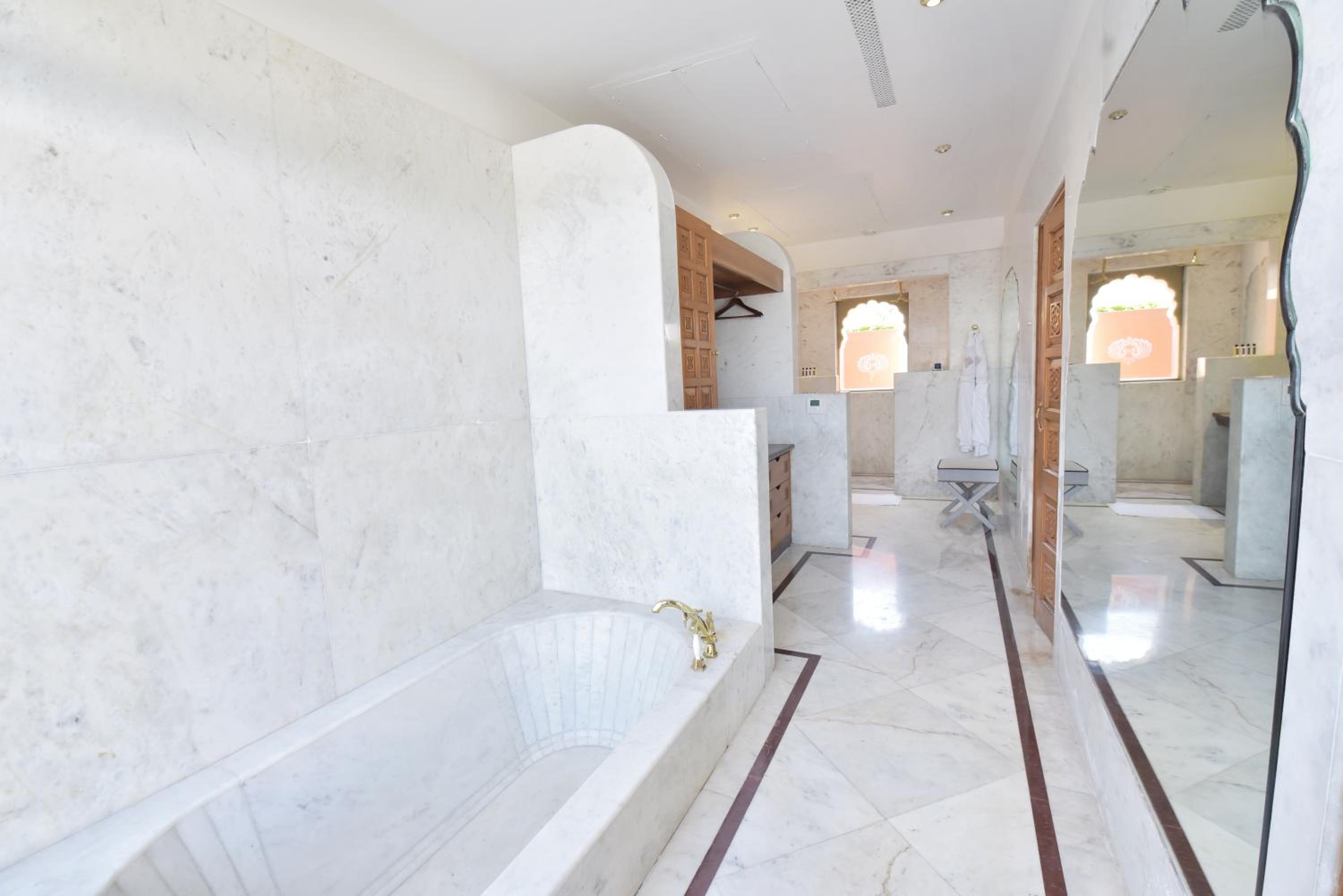 Luxury Villa with Private Pool : Welcome drink on arrival, 2 pints of Kingfisher lager beer, One child up to 10 years complimentary without extra bed,20% discount on all resort services, Complimentary Mini Bar - Photo 4