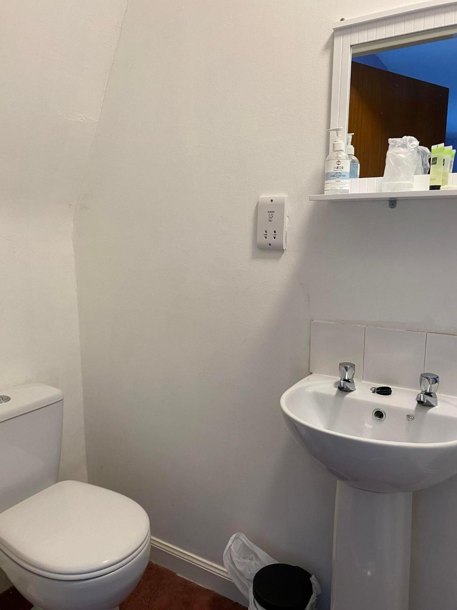 Twin Room With Private Bathroom photo 2
