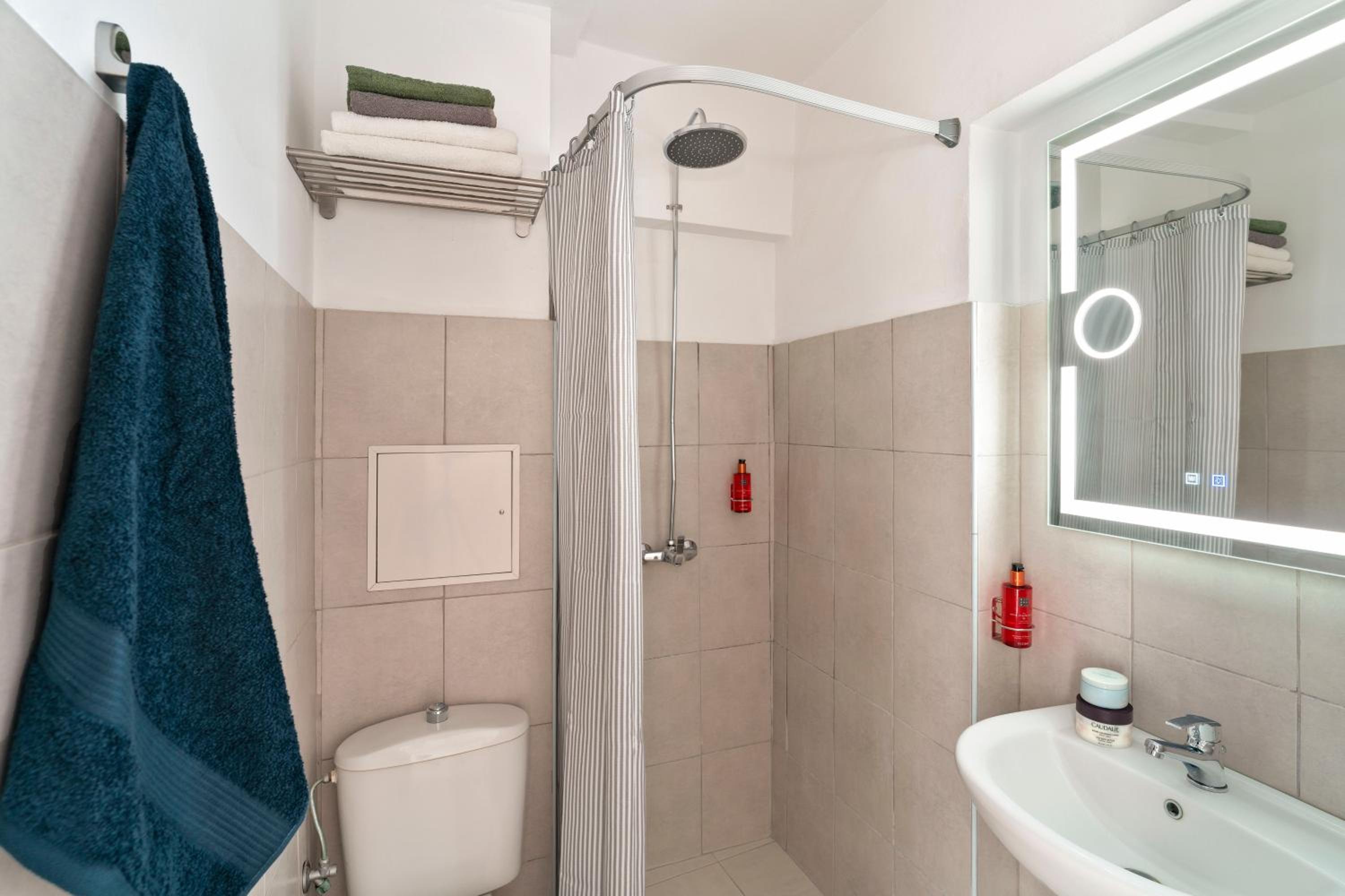 Double Room with Balcony and Sea View - Photo 5