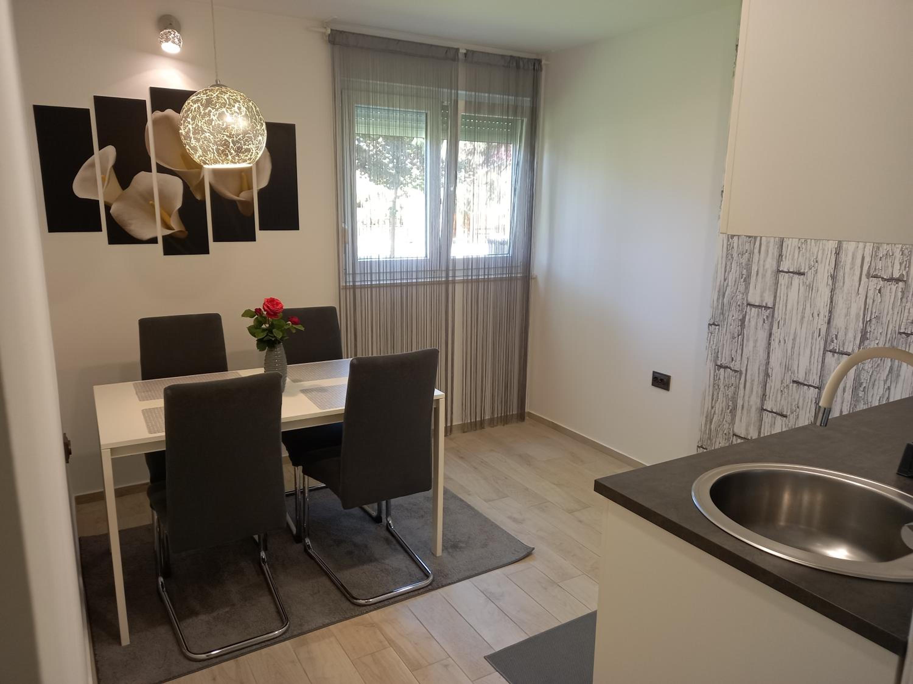 One-Bedroom Apartment - Photo 2