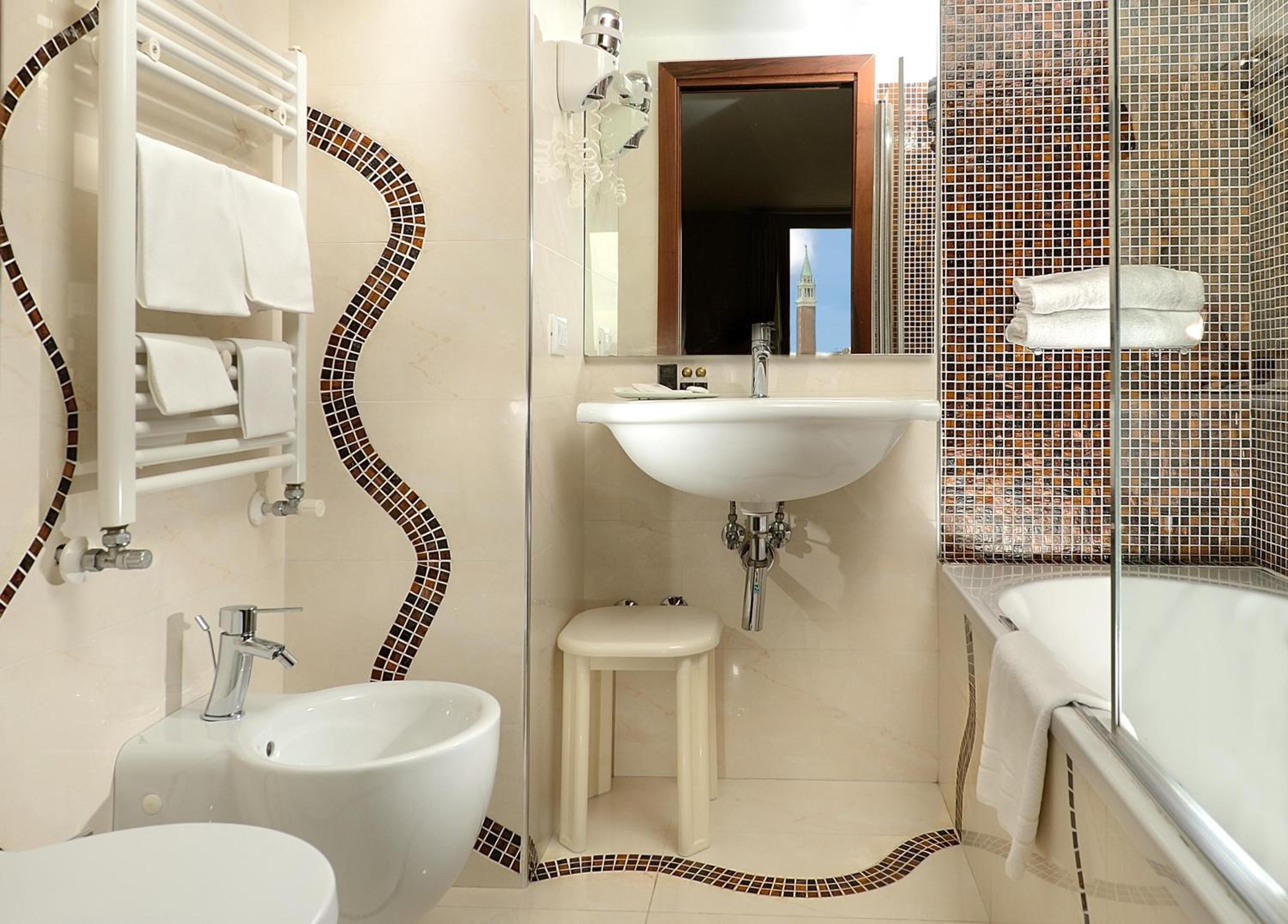 Triple Room thumbnail 5