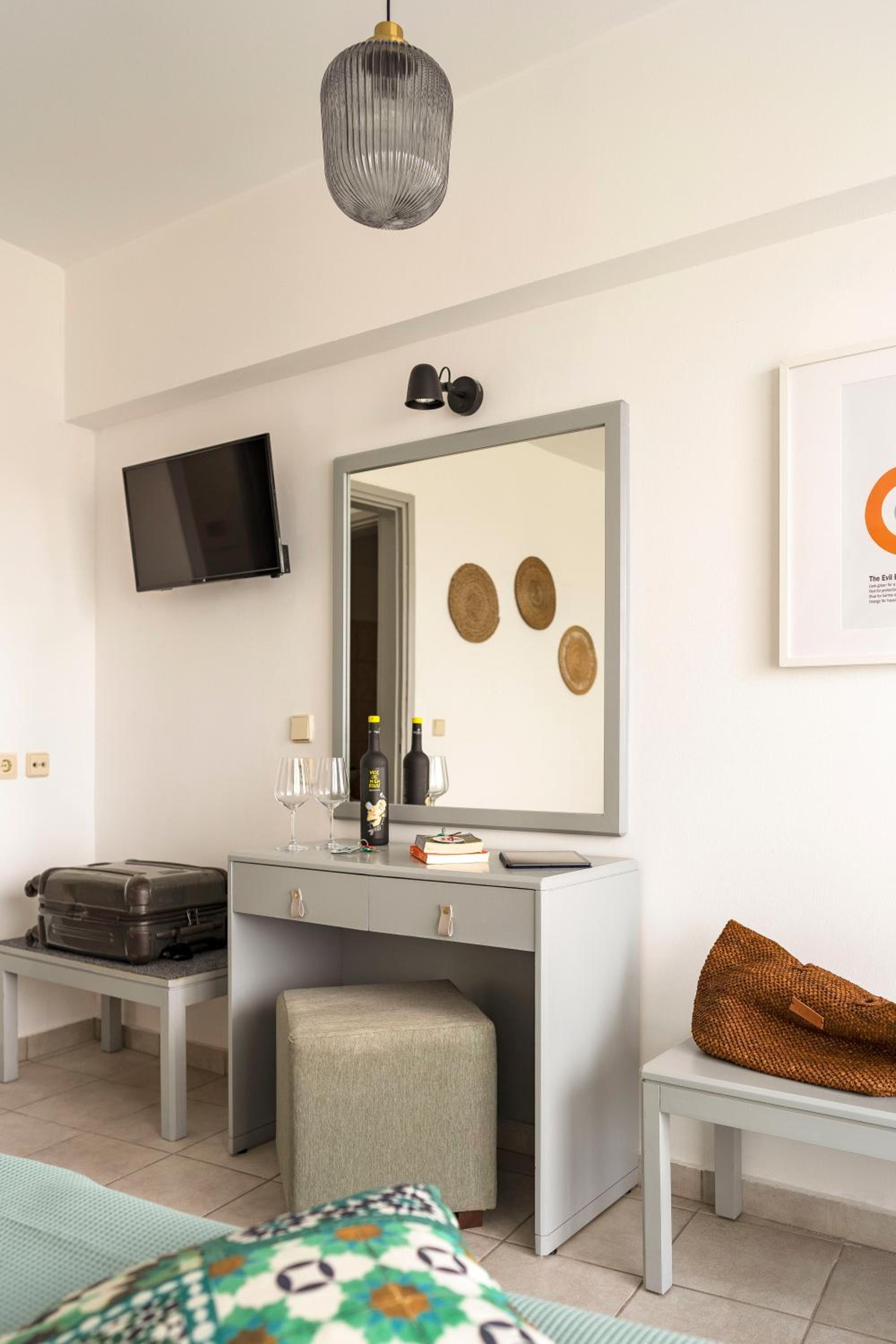 Double Room with Balcony and Sea View - Photo 6