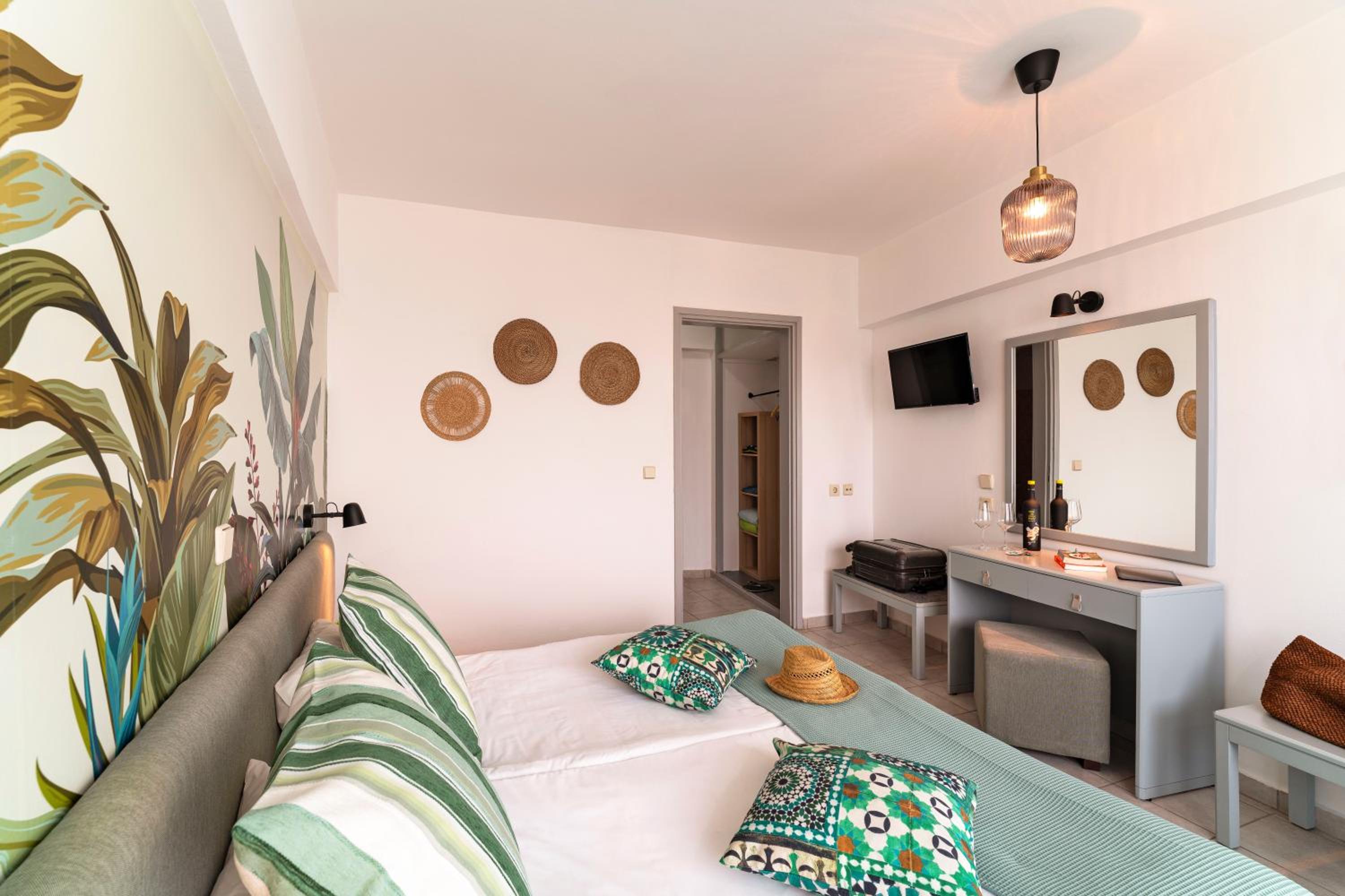 Double Room with Balcony and Sea View - Photo 3