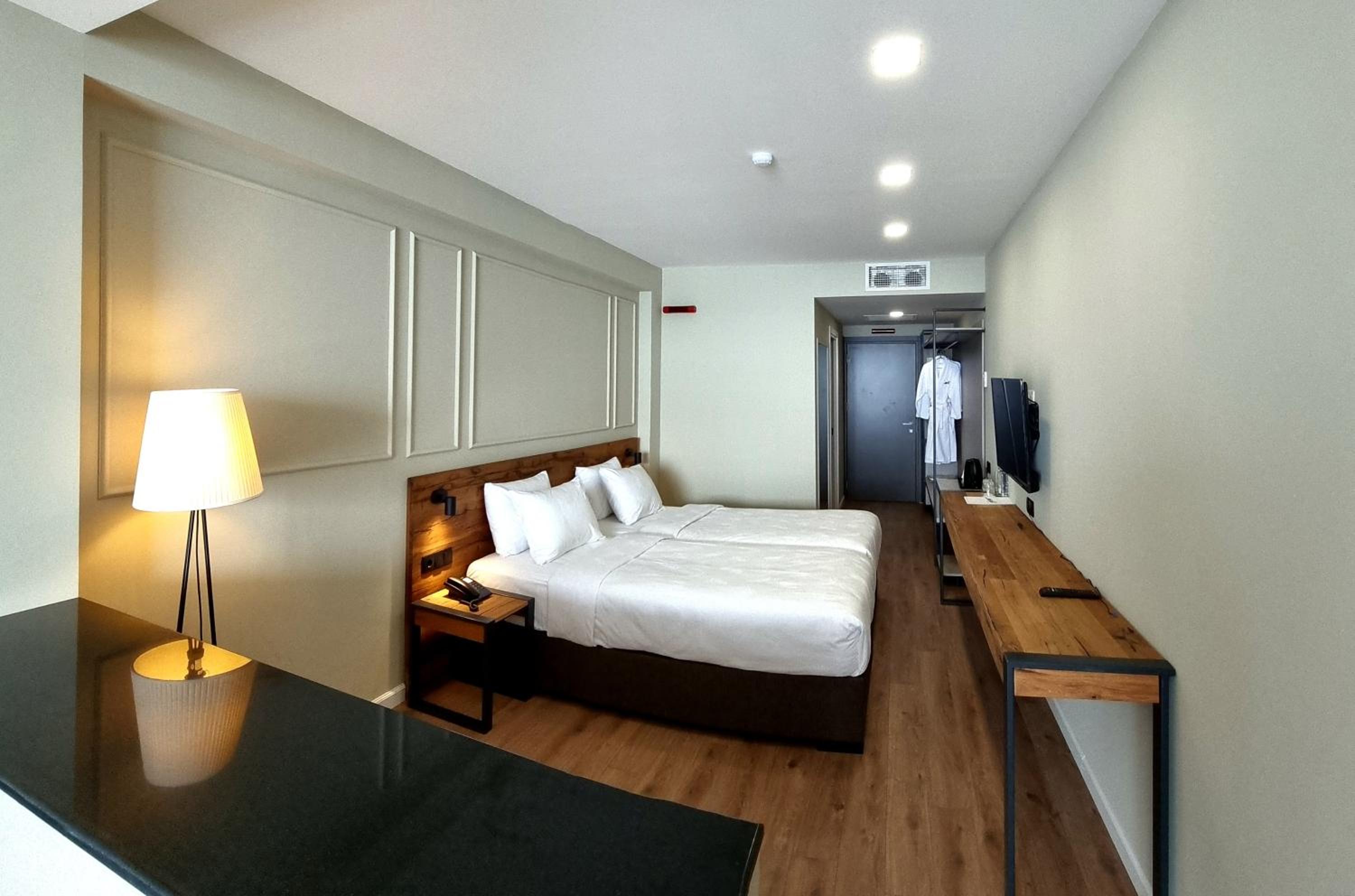 Deluxe Double or Twin Room with Balcony and Mountain View photo 2