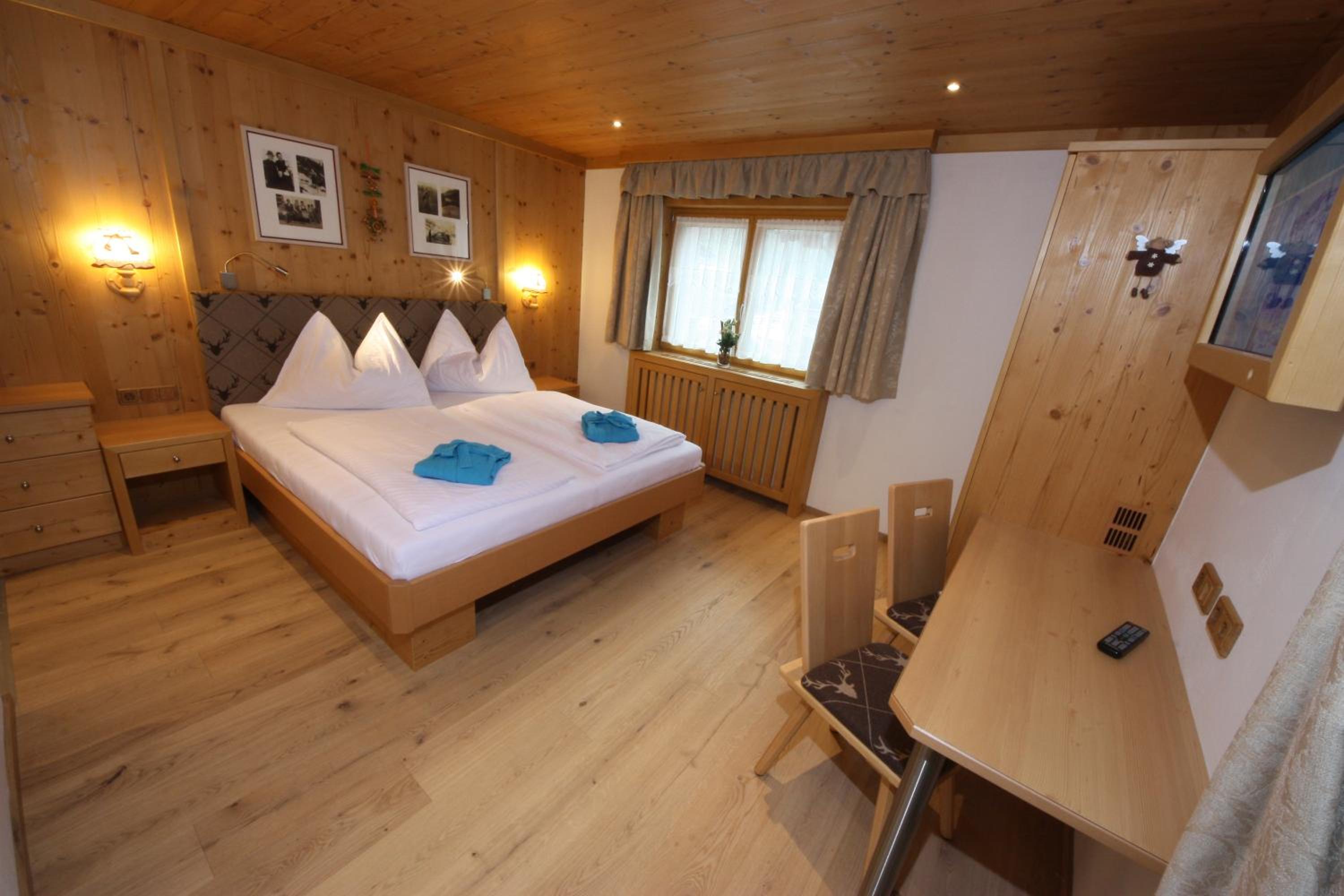 Studio with Balcony - Photo 3