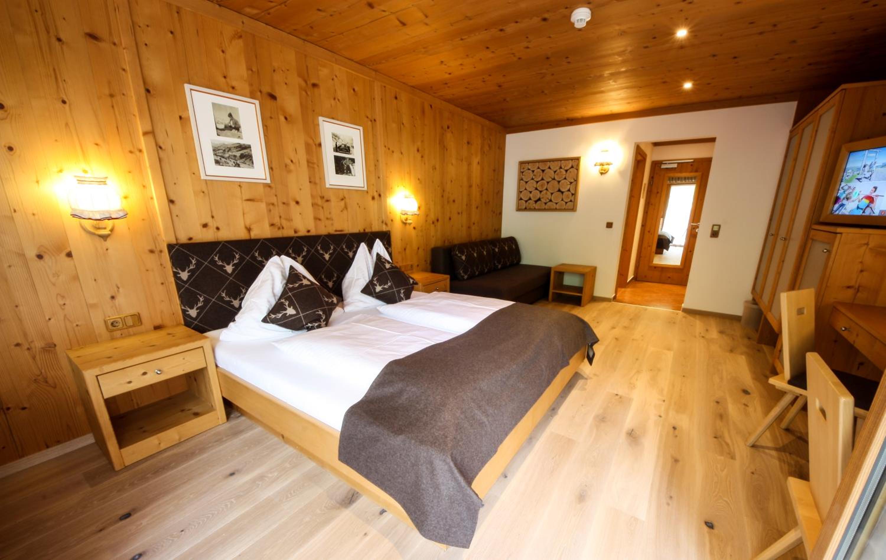 Junior Suite with Balcony - Photo 3