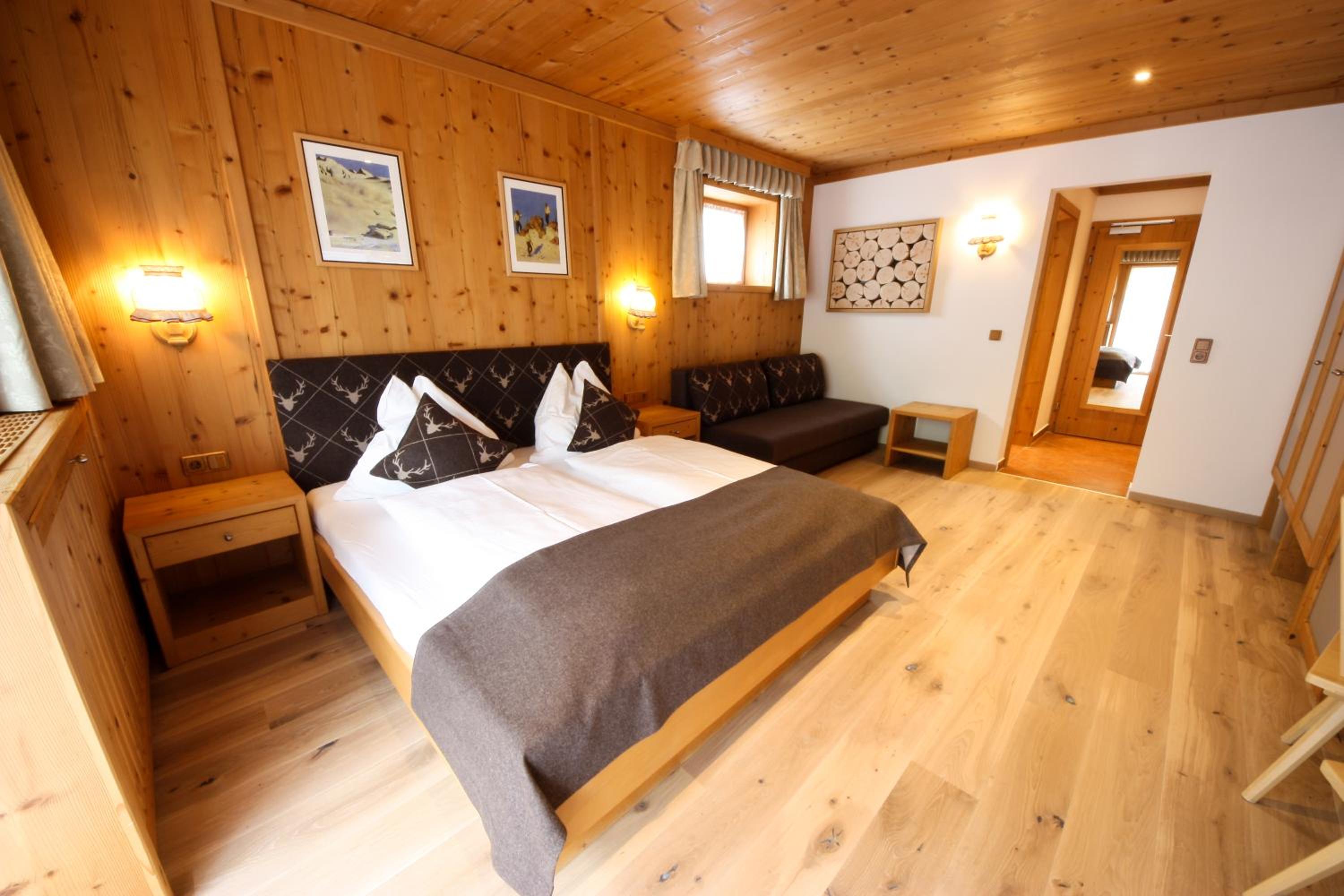 Junior Suite with Balcony - Photo 2