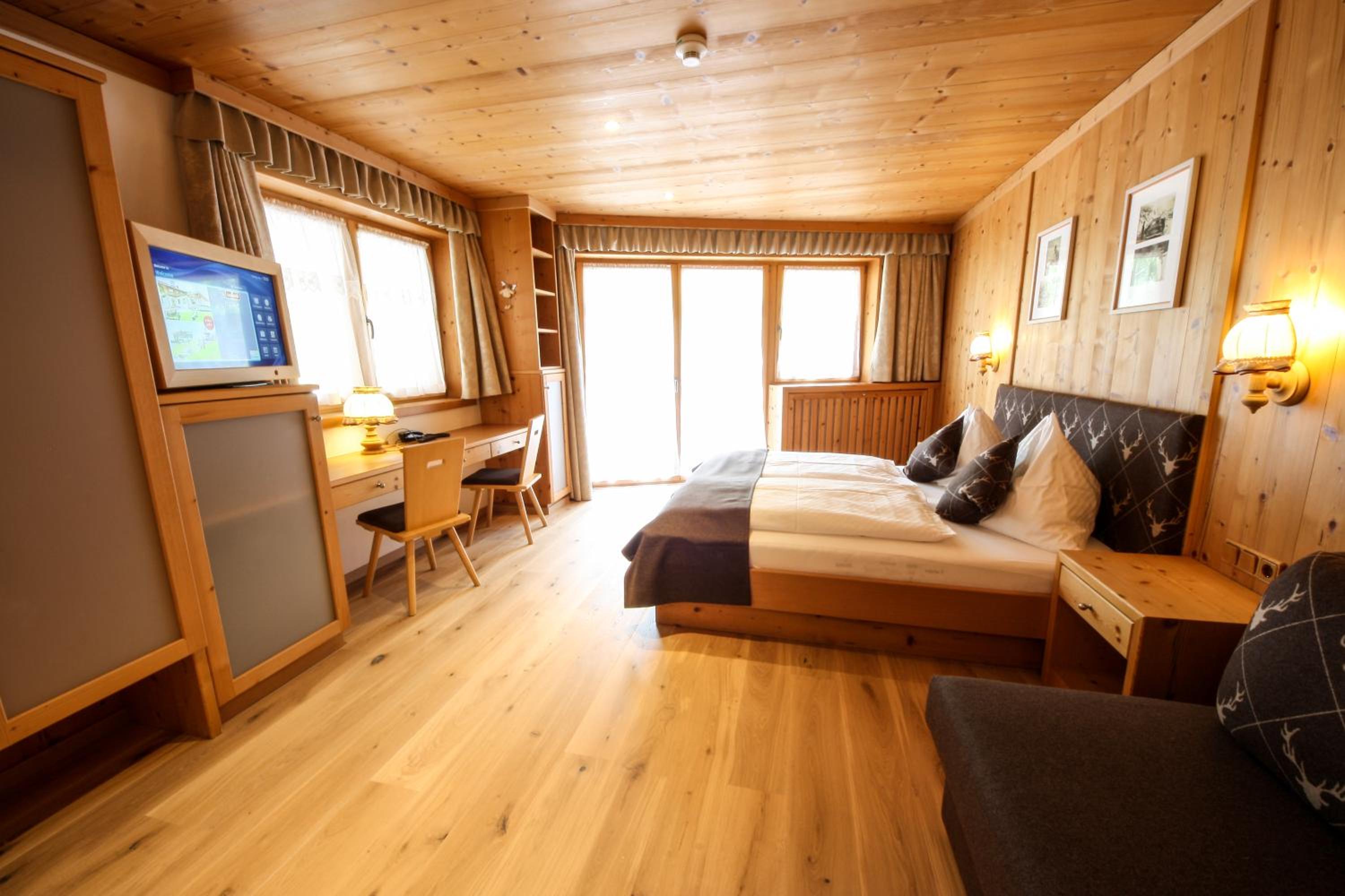 Junior Suite with Balcony - Photo 7
