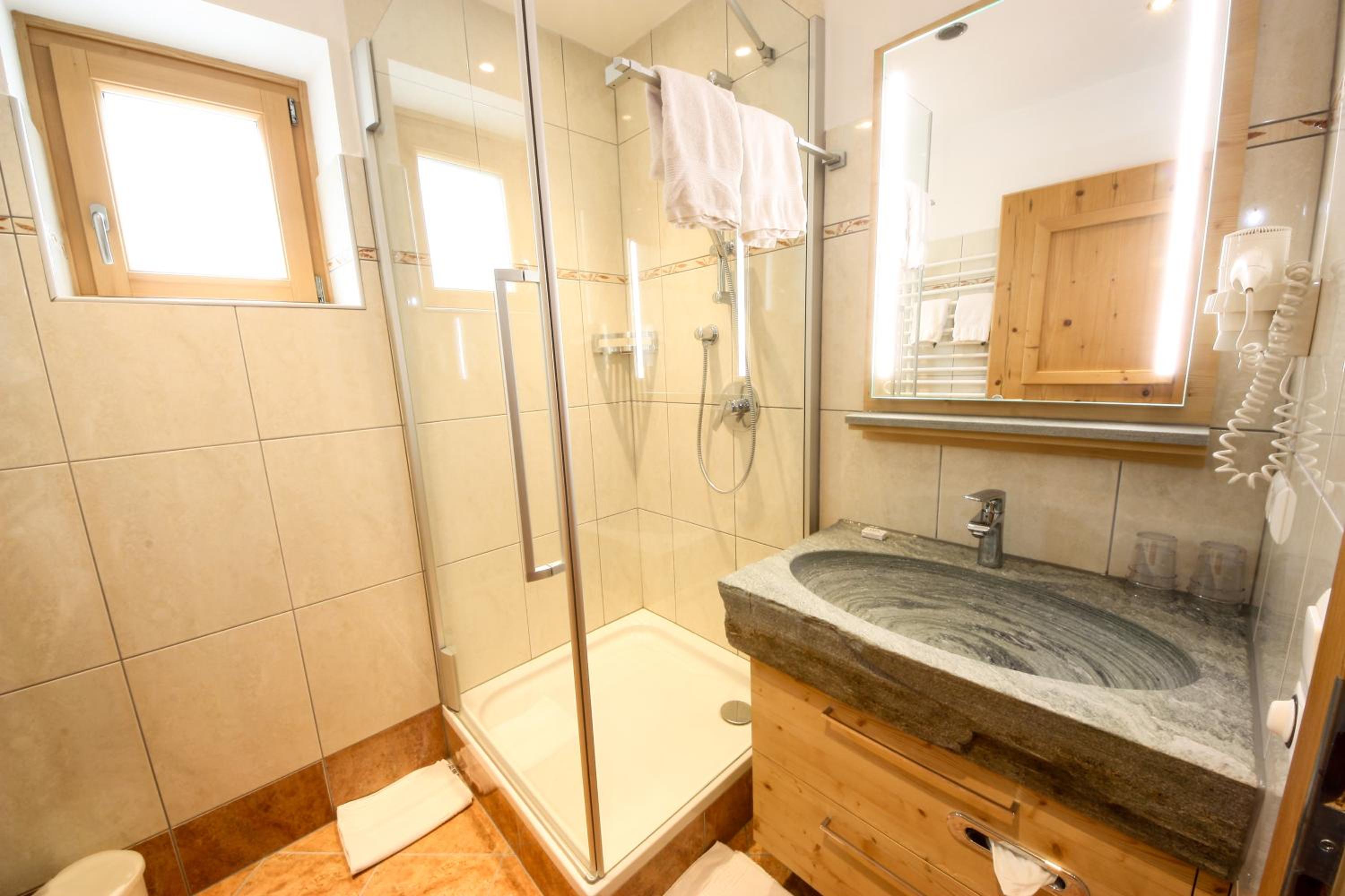 Junior Suite with Balcony - Photo 6