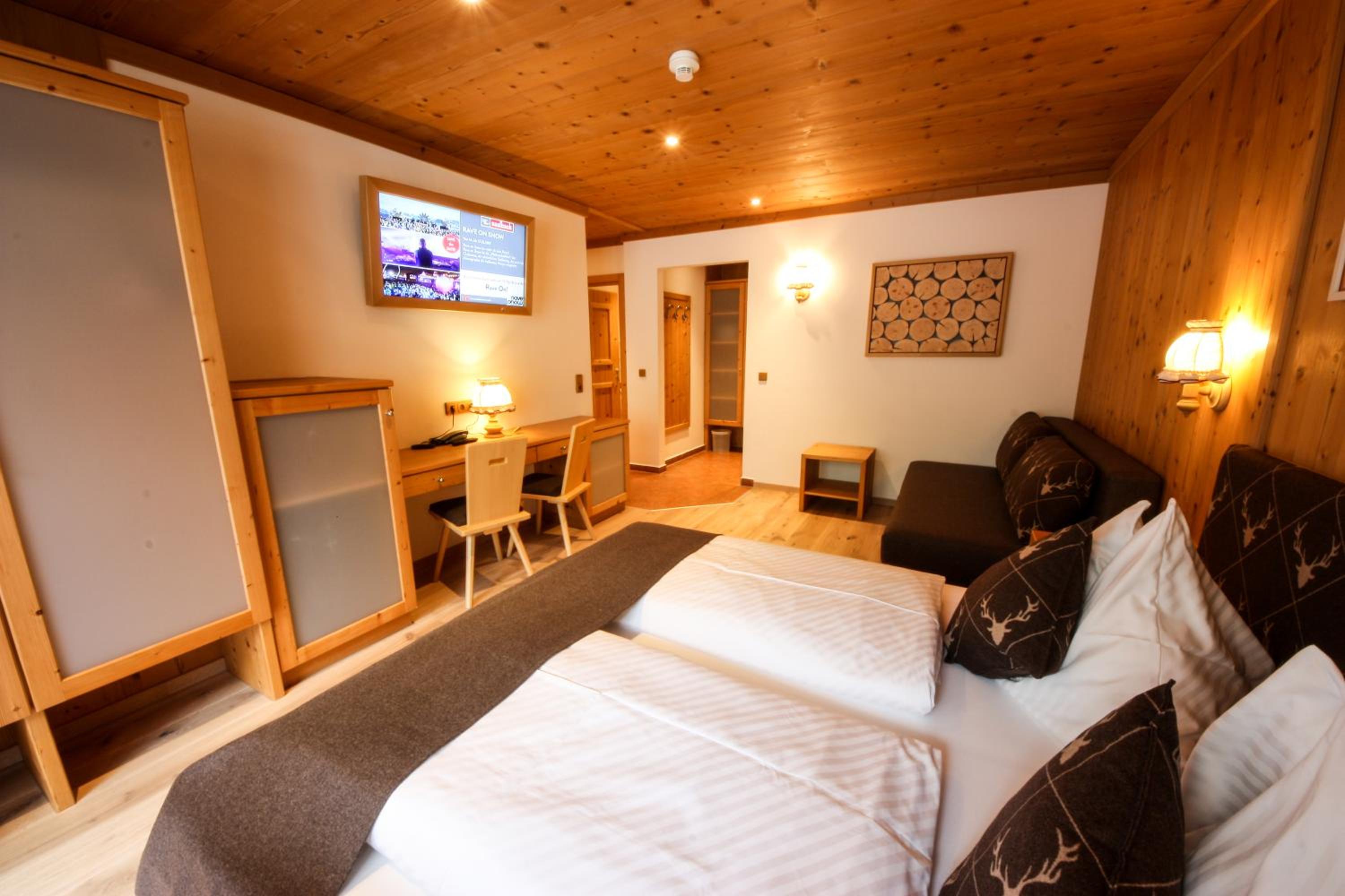 Junior Suite with Balcony - Photo 5