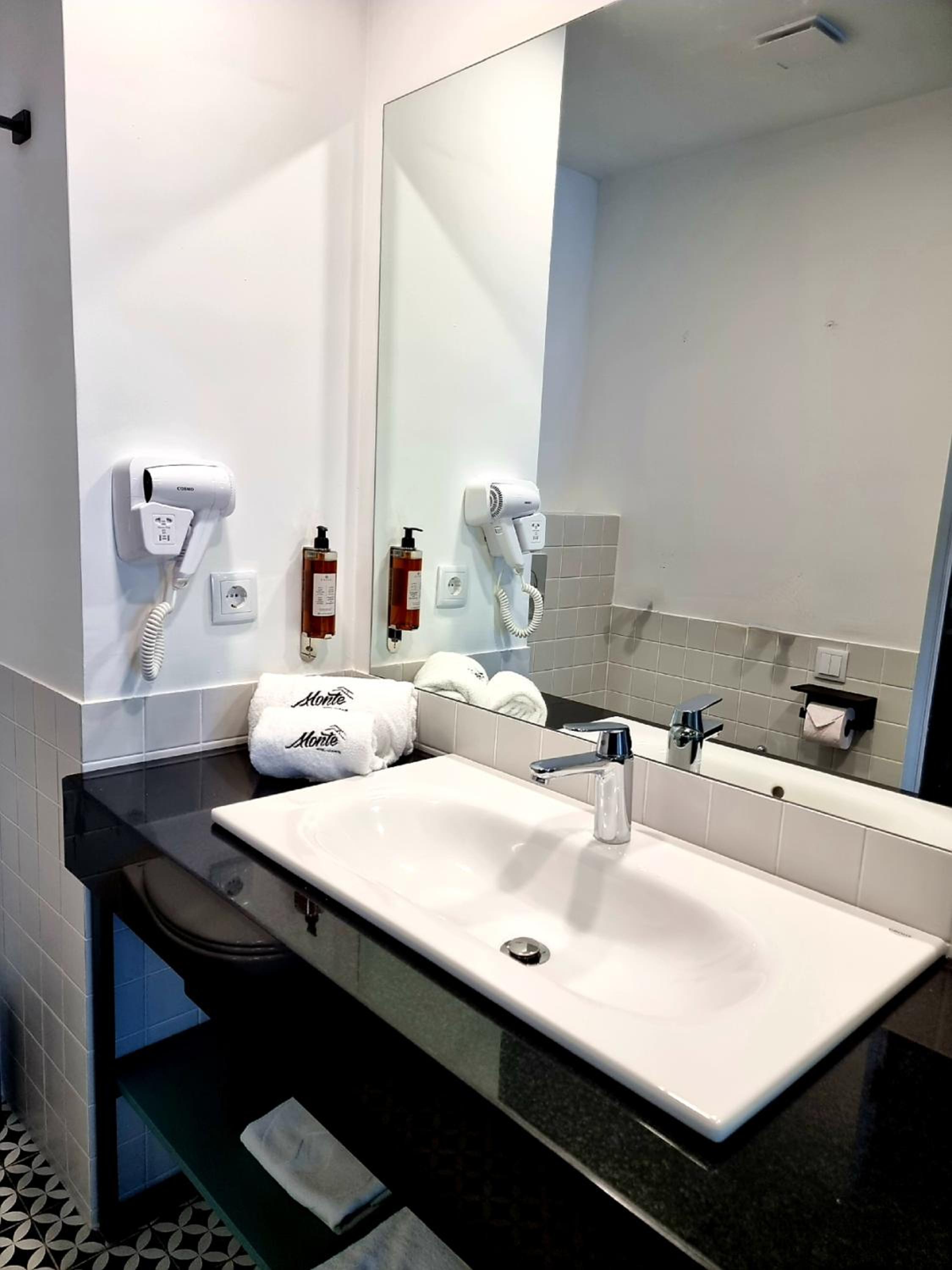 Large Double or Twin Room with Balcony and Mountain View photo 2