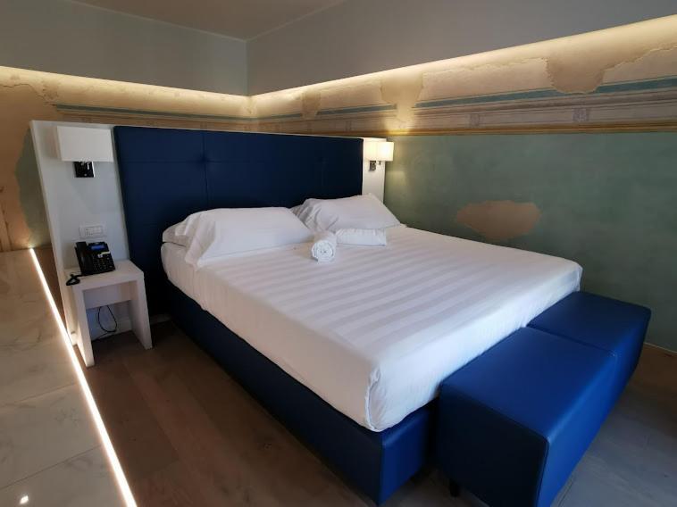 Deluxe Double or Twin Room with City View - Photo 10