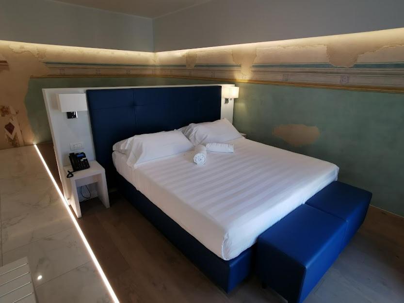 Deluxe Double or Twin Room with City View - Photo 11