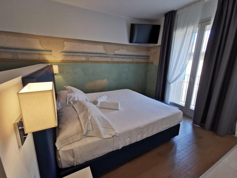 Deluxe Double or Twin Room with City View - Photo 13