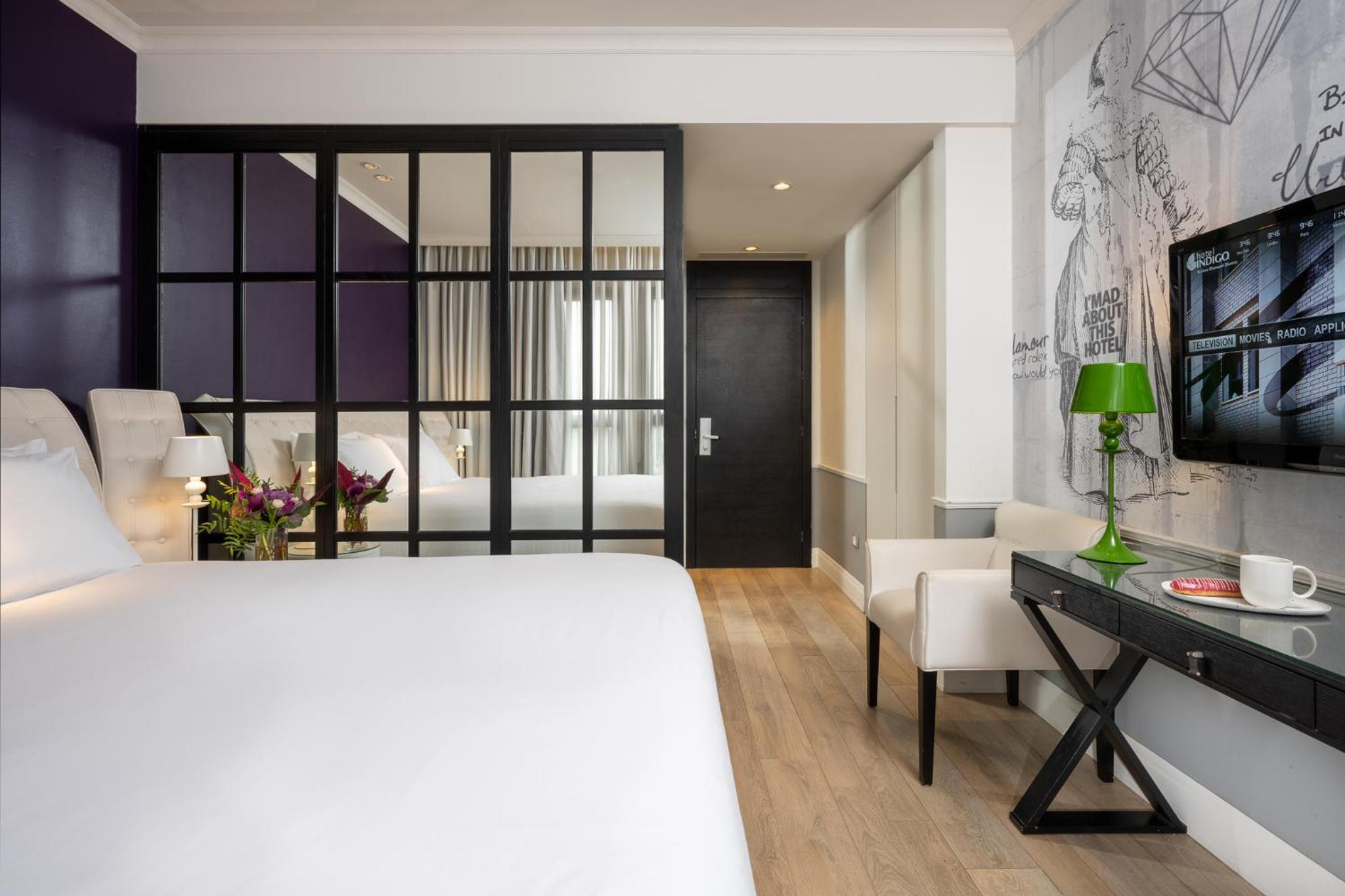 Standard Queen Room with City View thumbnail 5
