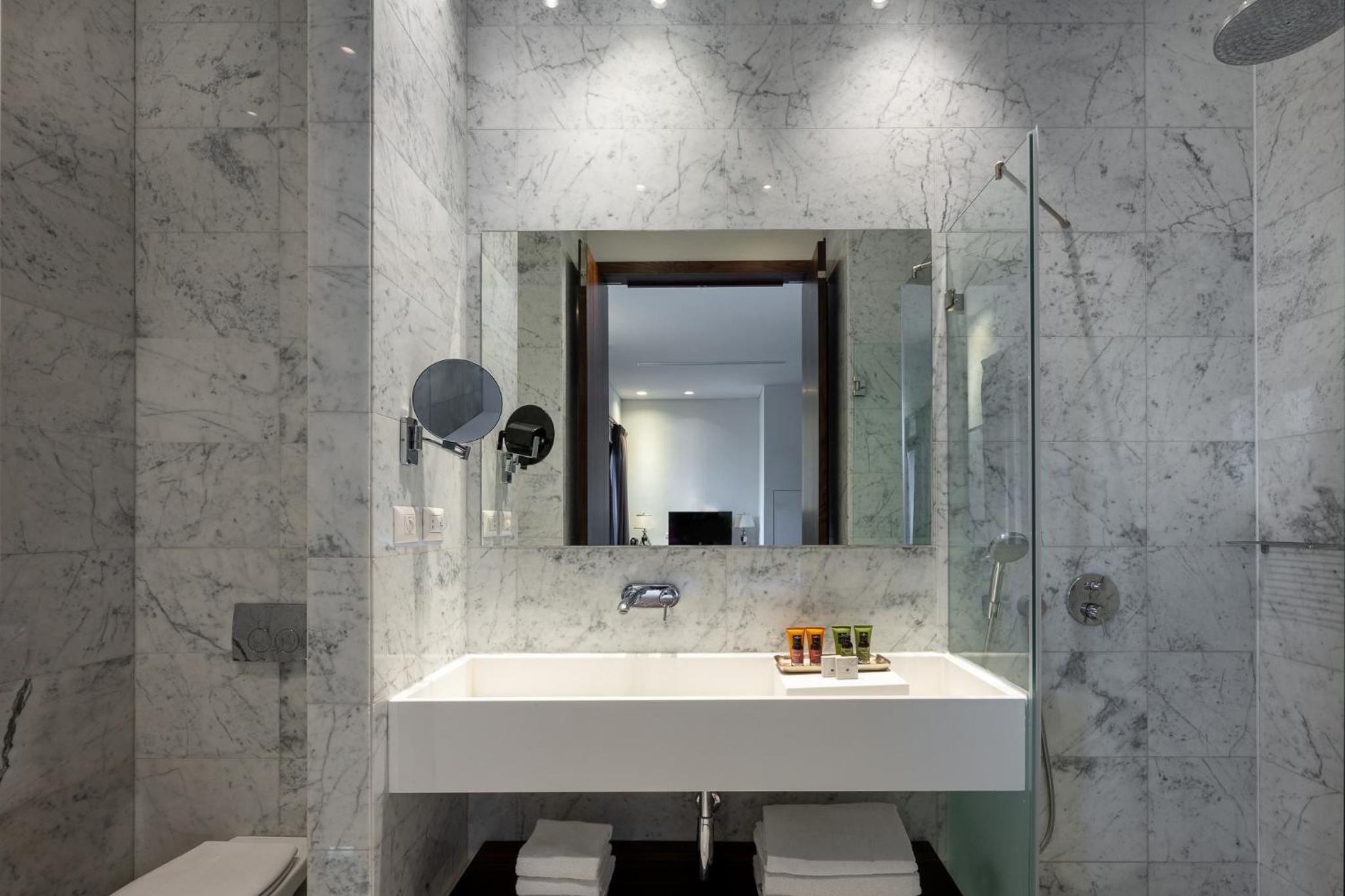 Executive King Suite with Spa Bath - Non-smoking