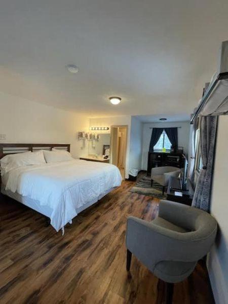 King Room With Pool View photo 2