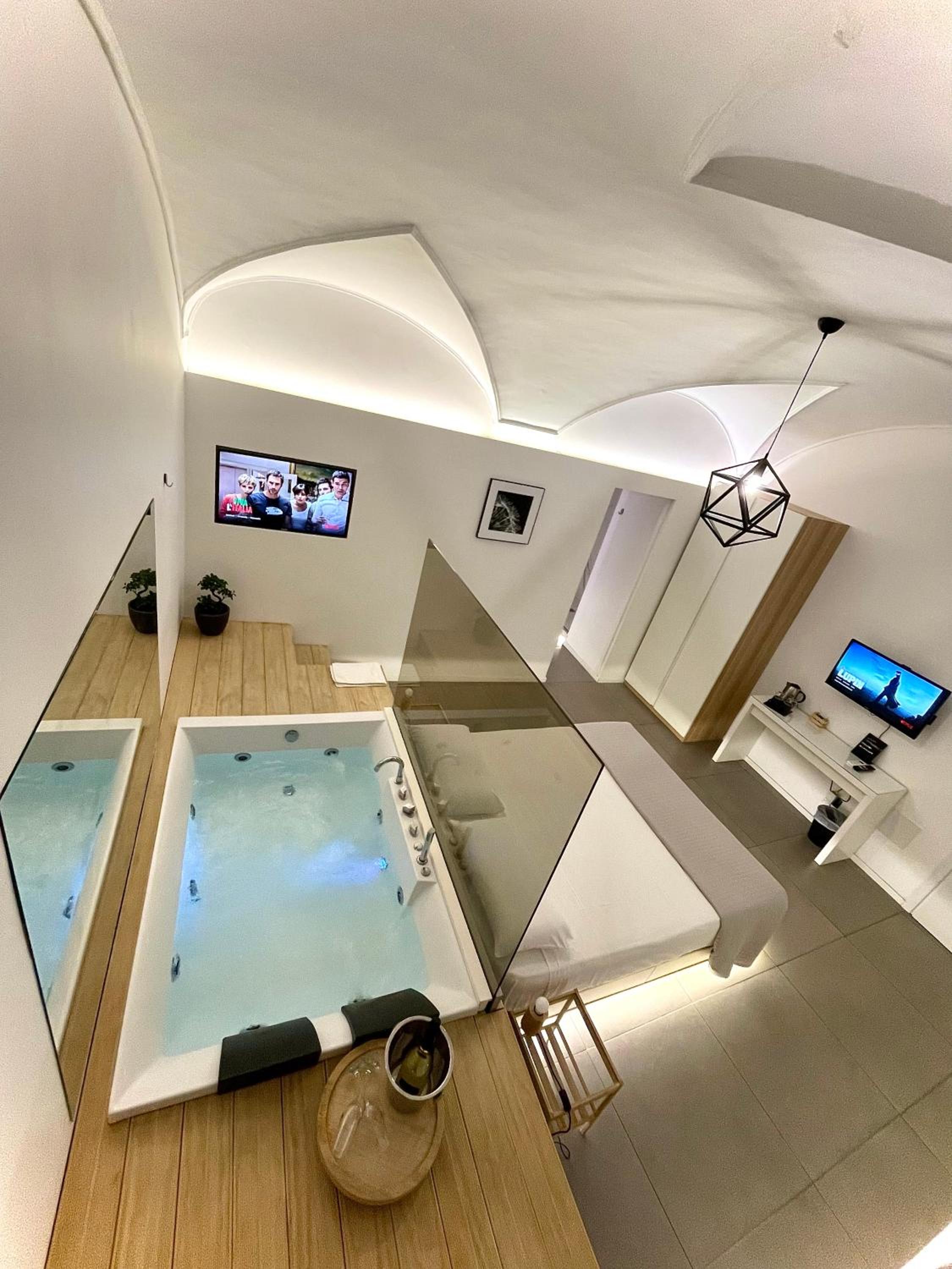 Deluxe Suite with Spa Bath and balcony photo 1