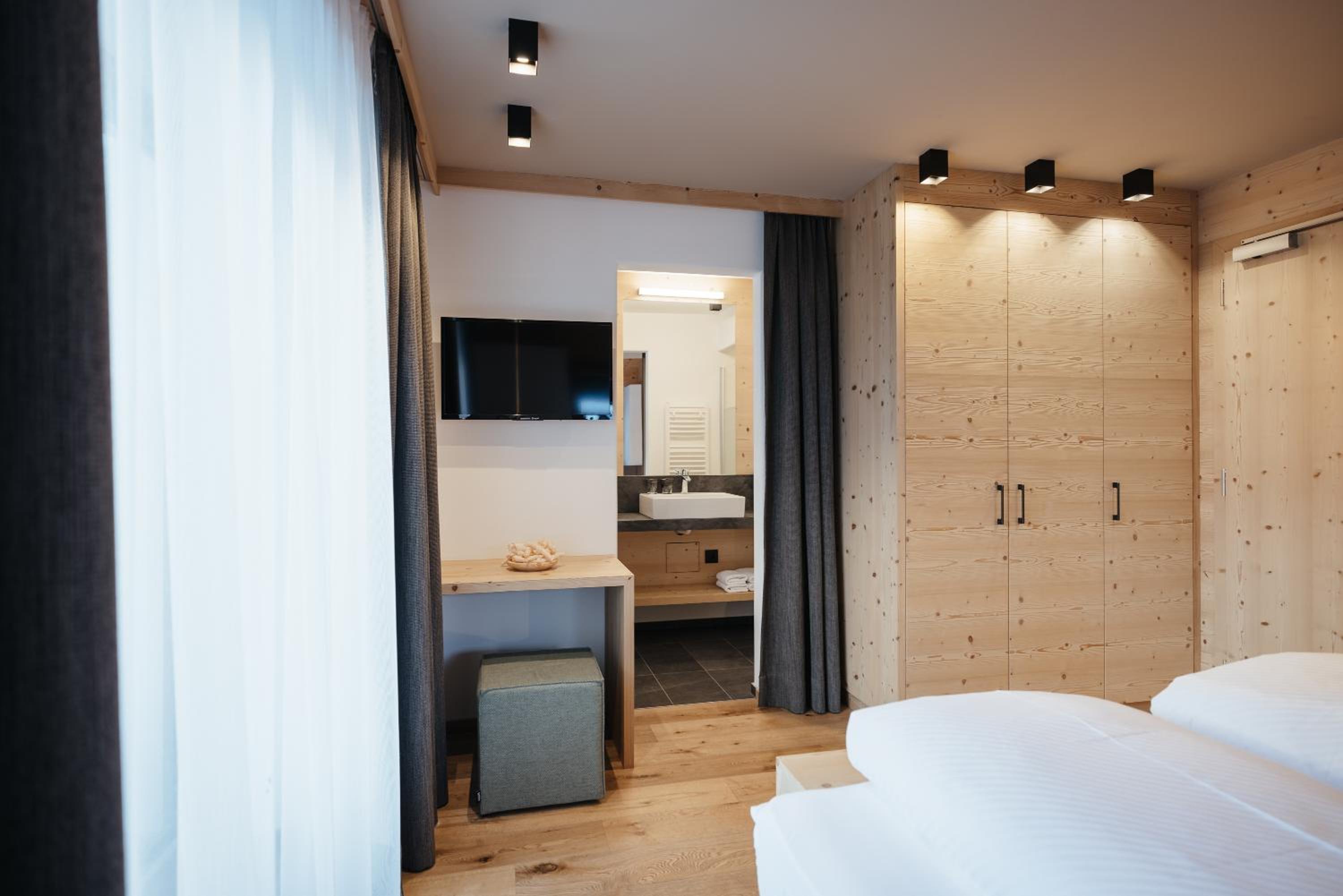 Standard Double or Twin Room with Balcony - Photo 12