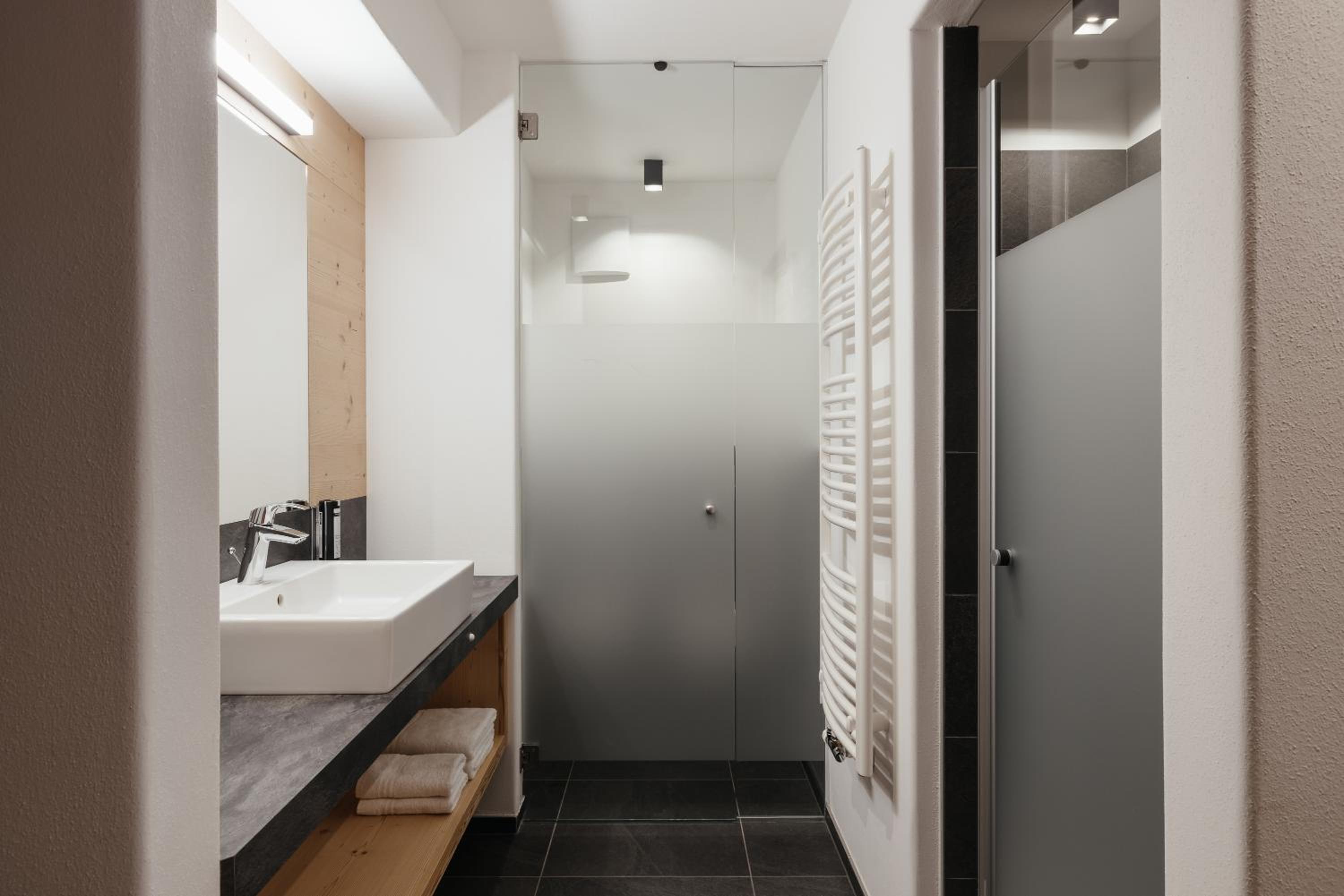 Standard Double or Twin Room with Balcony - Photo 9